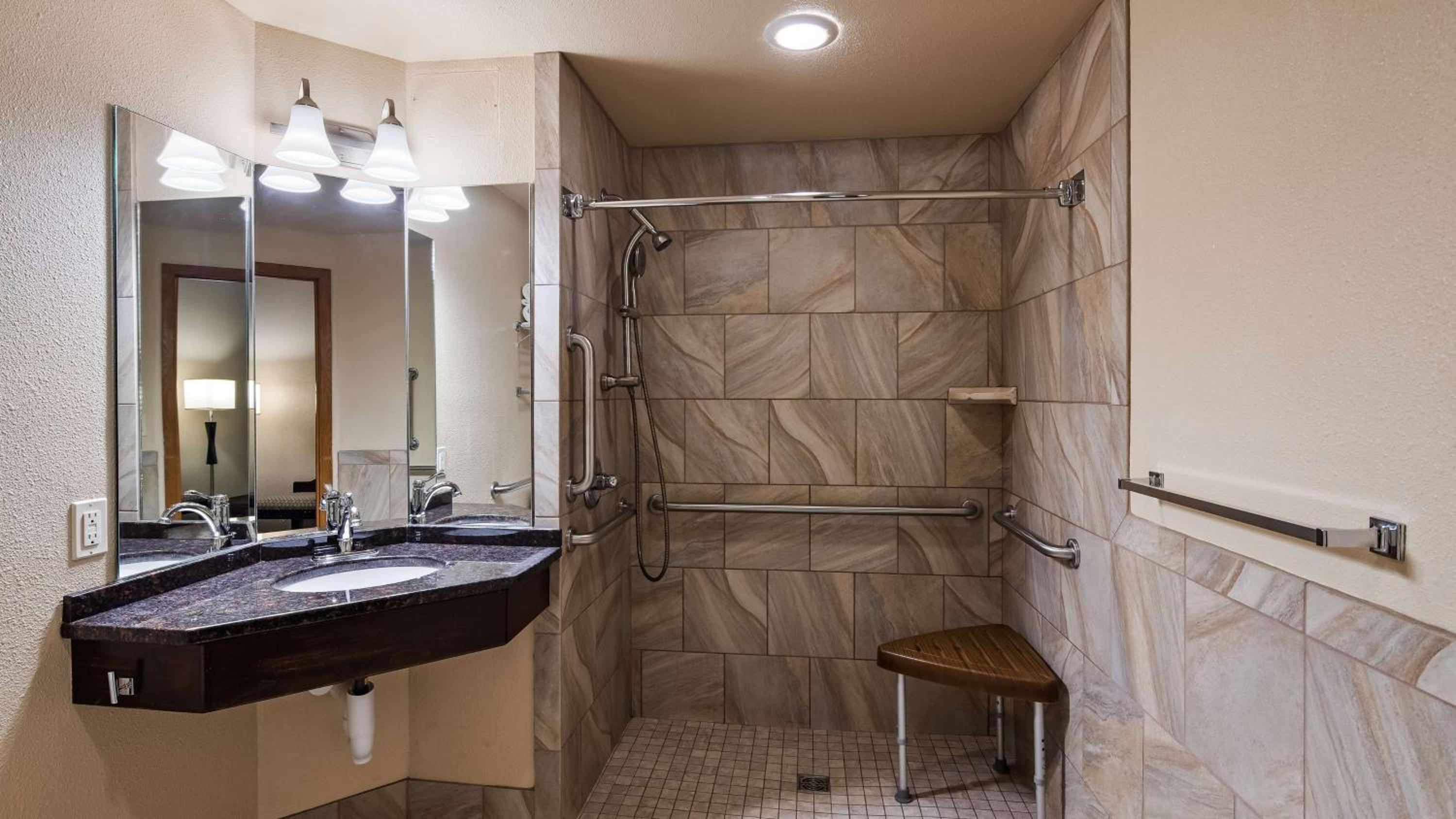King Room with Mobility Accessible Whirlpool - Photo 3