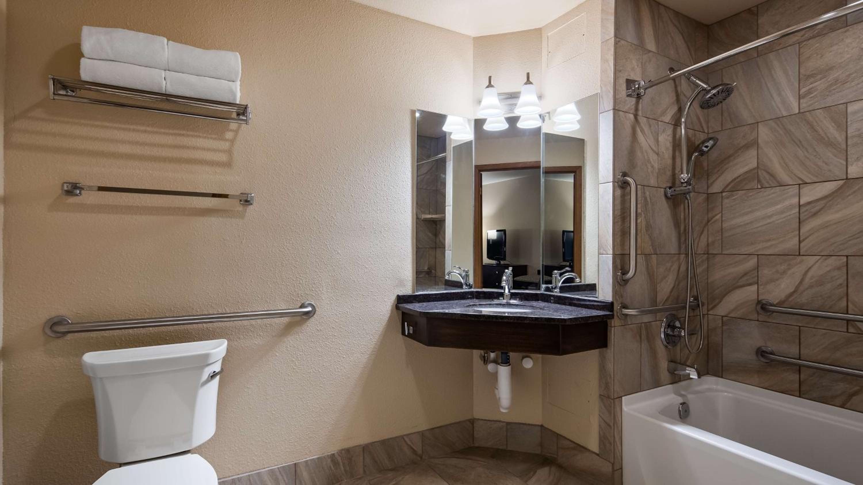 Queen Room with Two Queen Beds - Disability Access - Photo 4