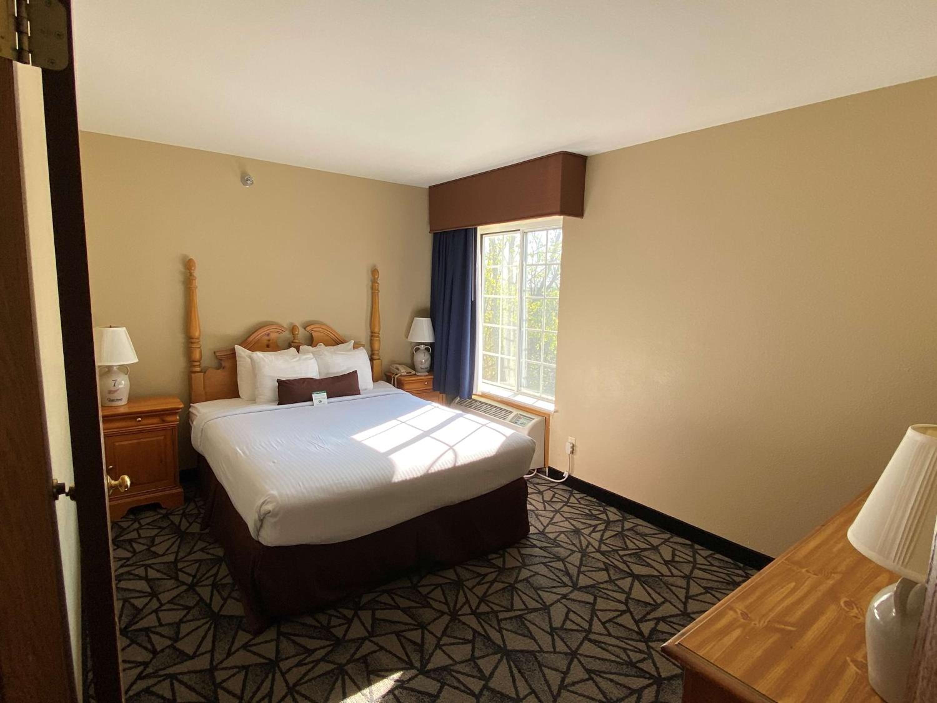 Queen Suite with Two Queen Beds - Photo 3