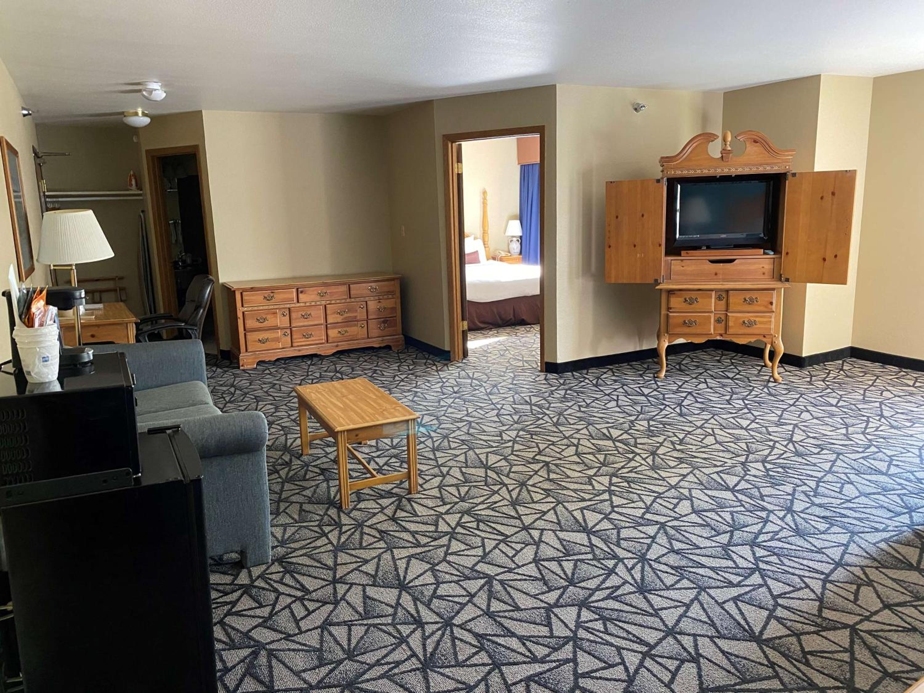 Queen Suite with Two Queen Beds - Photo 4