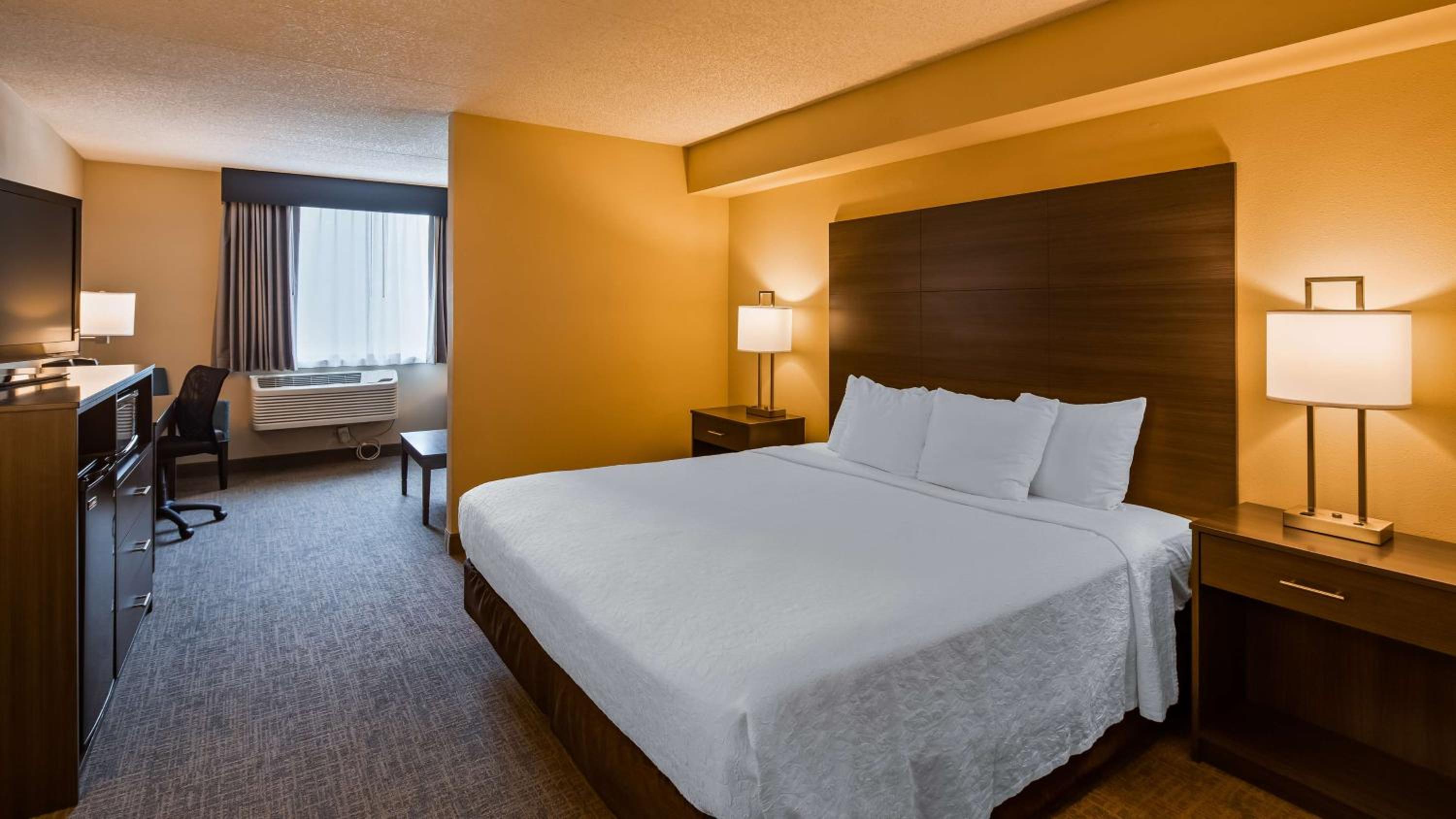 King Suite with Roll-In Shower and Sofa Bed - Disability/Non-Smoking photo 2