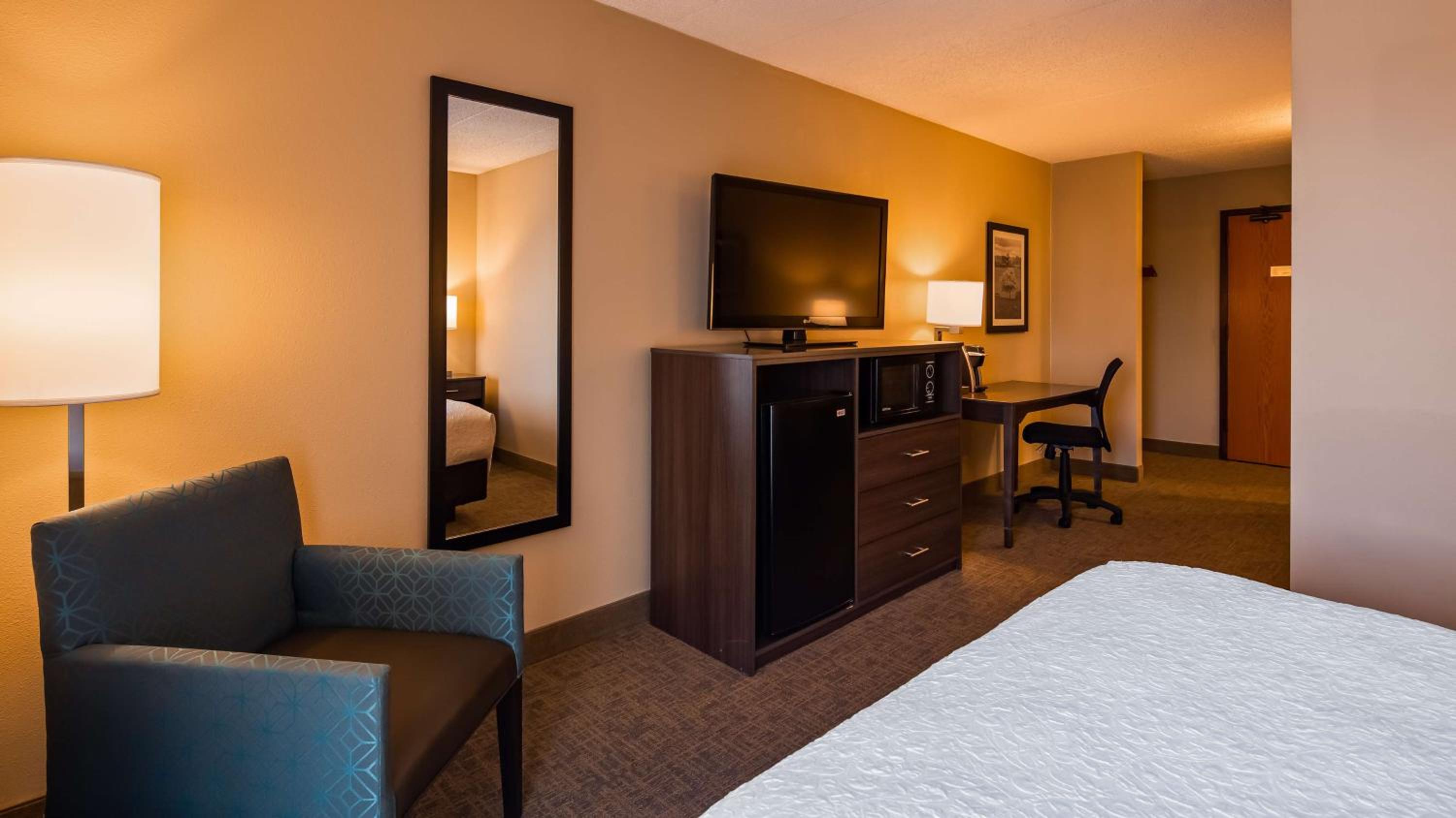 Queen Suite with Sofa Bed and Walk-In Shower - Disability Access photo 3
