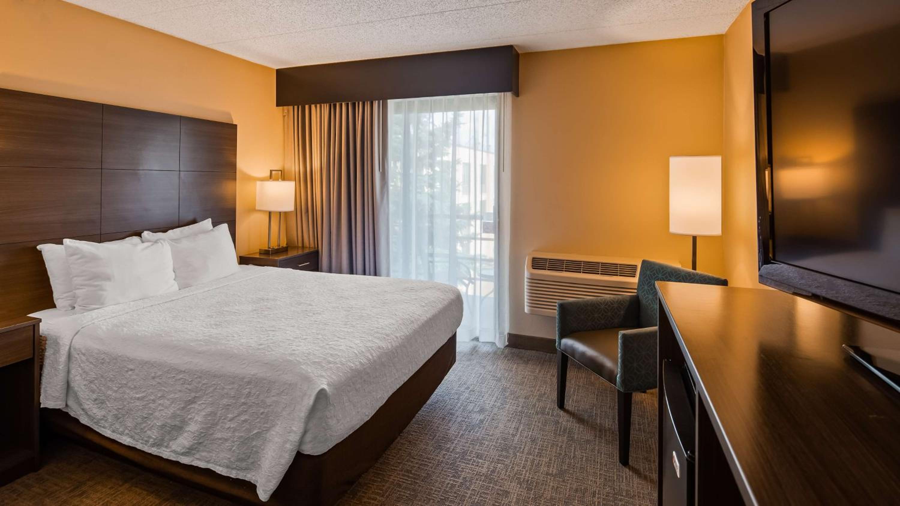 Queen Suite with Balcony photo 2