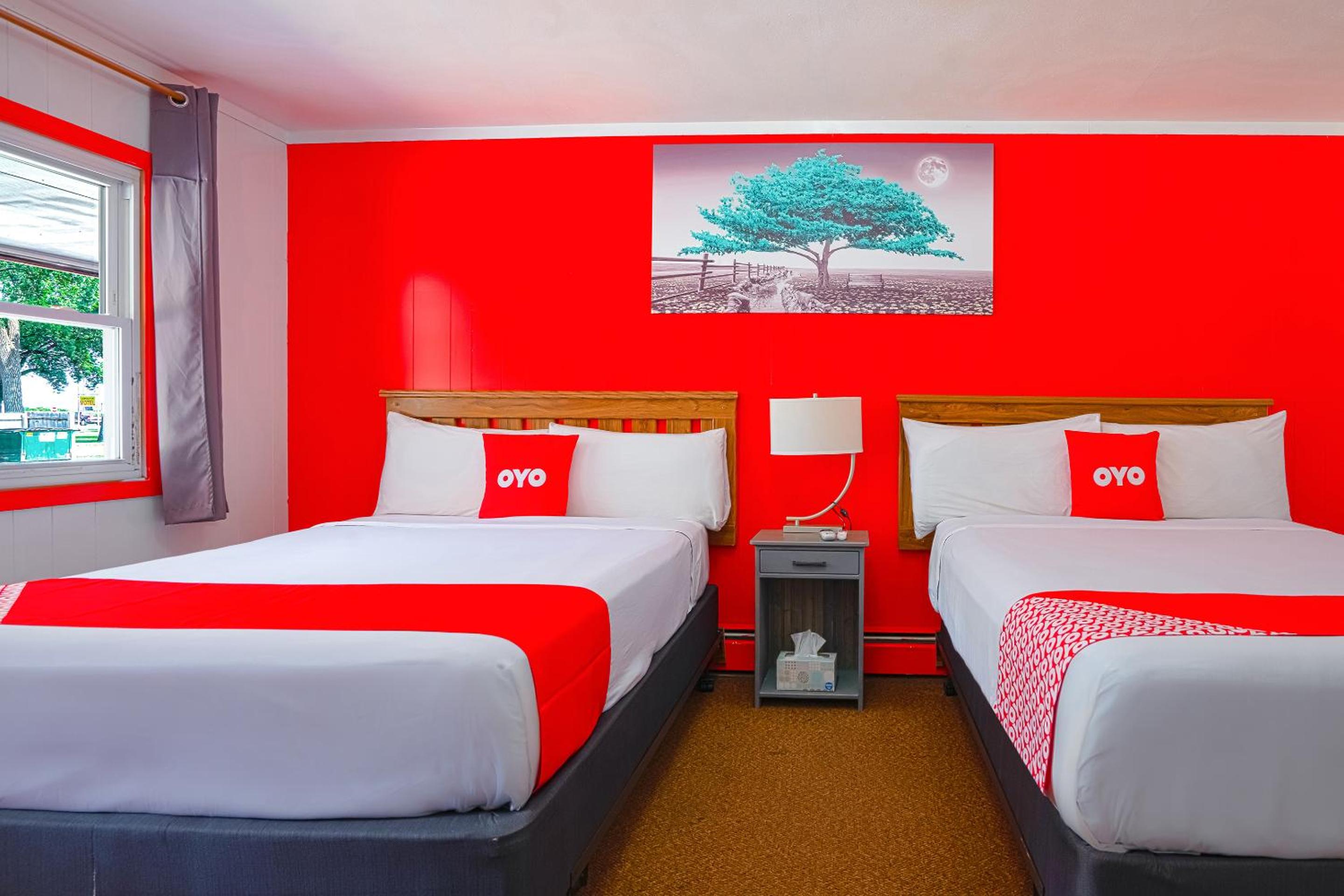 Queen Room with Two Queen Beds - Photo 2
