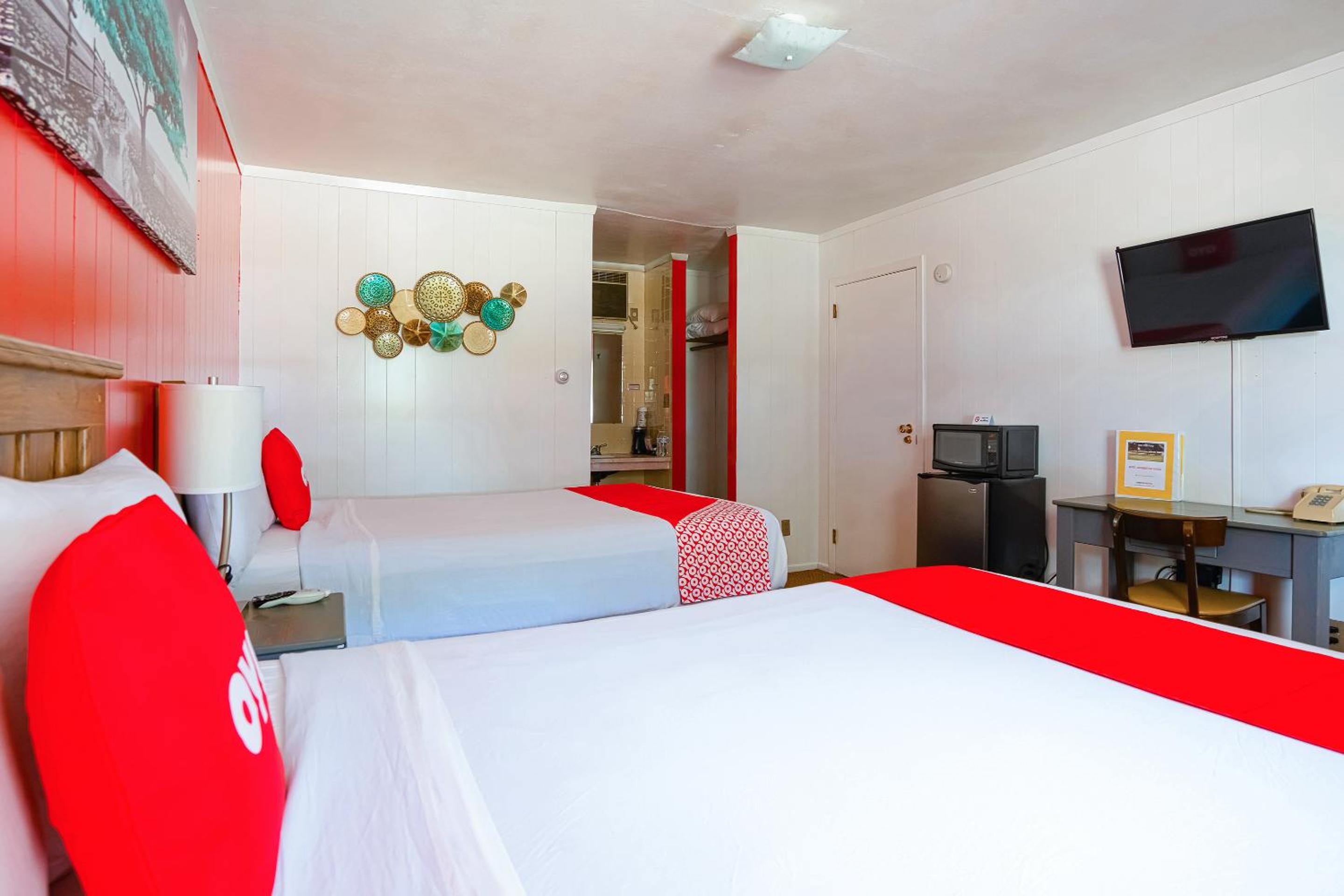 Queen Room with Two Queen Beds - Photo 8
