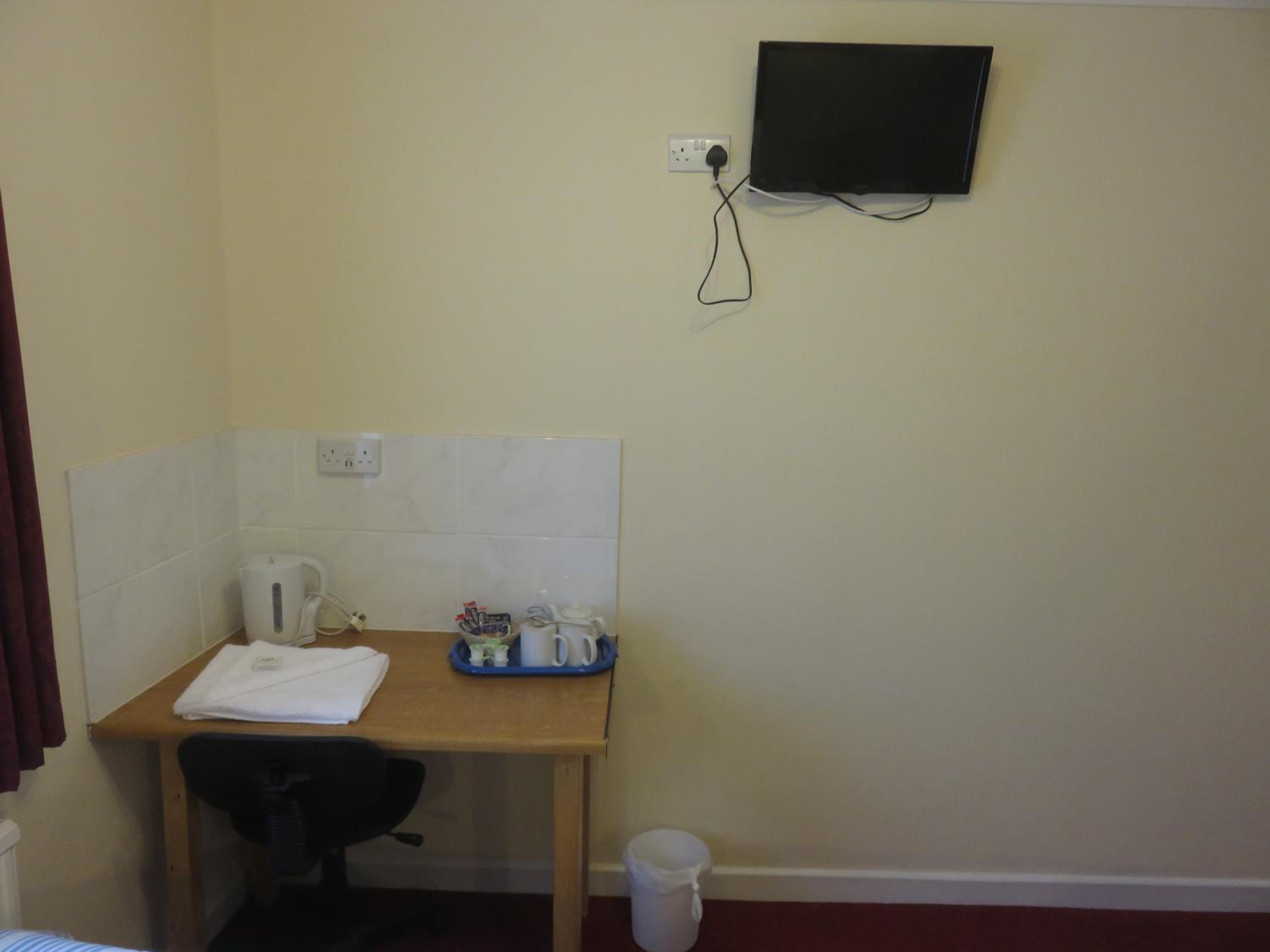 Twin Room with Private Bathroom - Photo 5