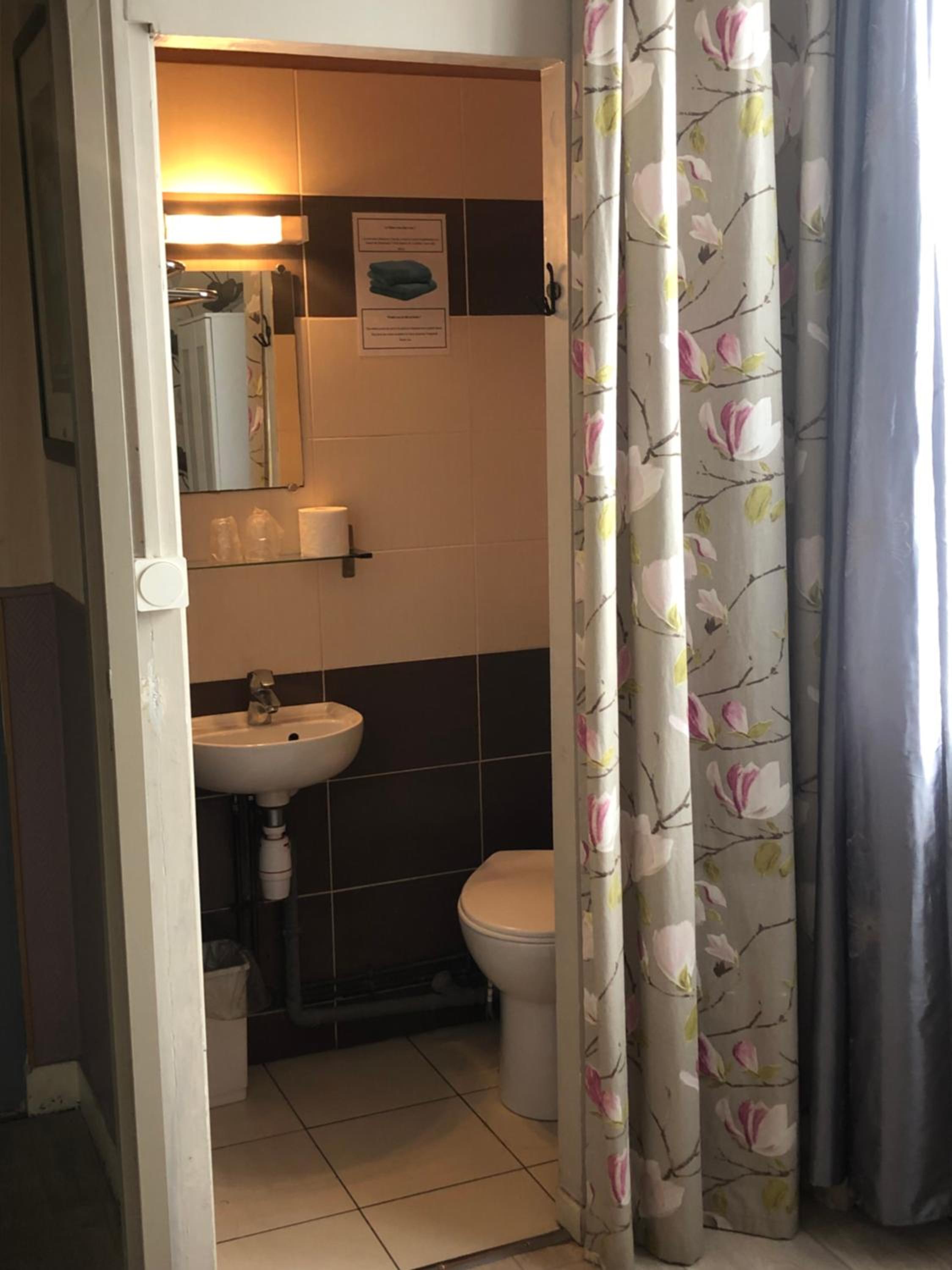 Single Room with Shared Bathroom photo 3