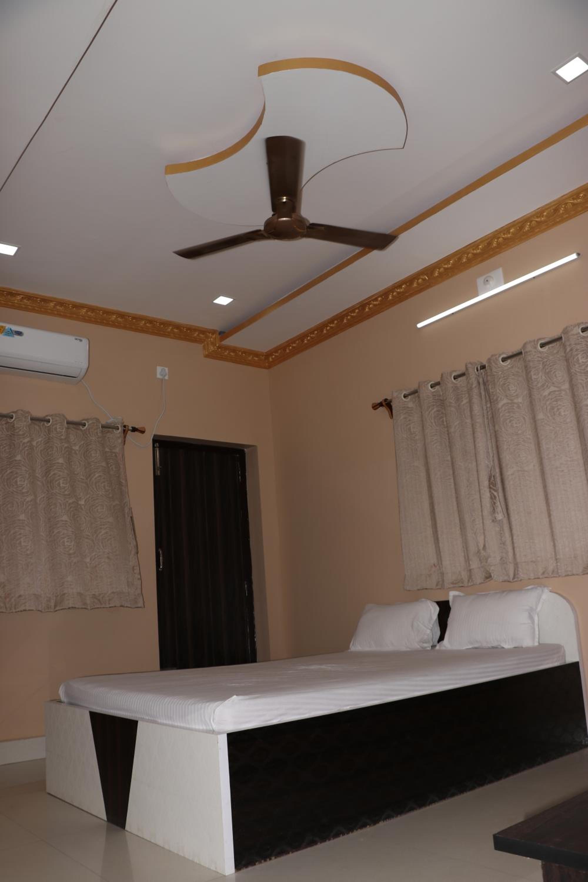 Deluxe Double Room with Balcony - Photo 17