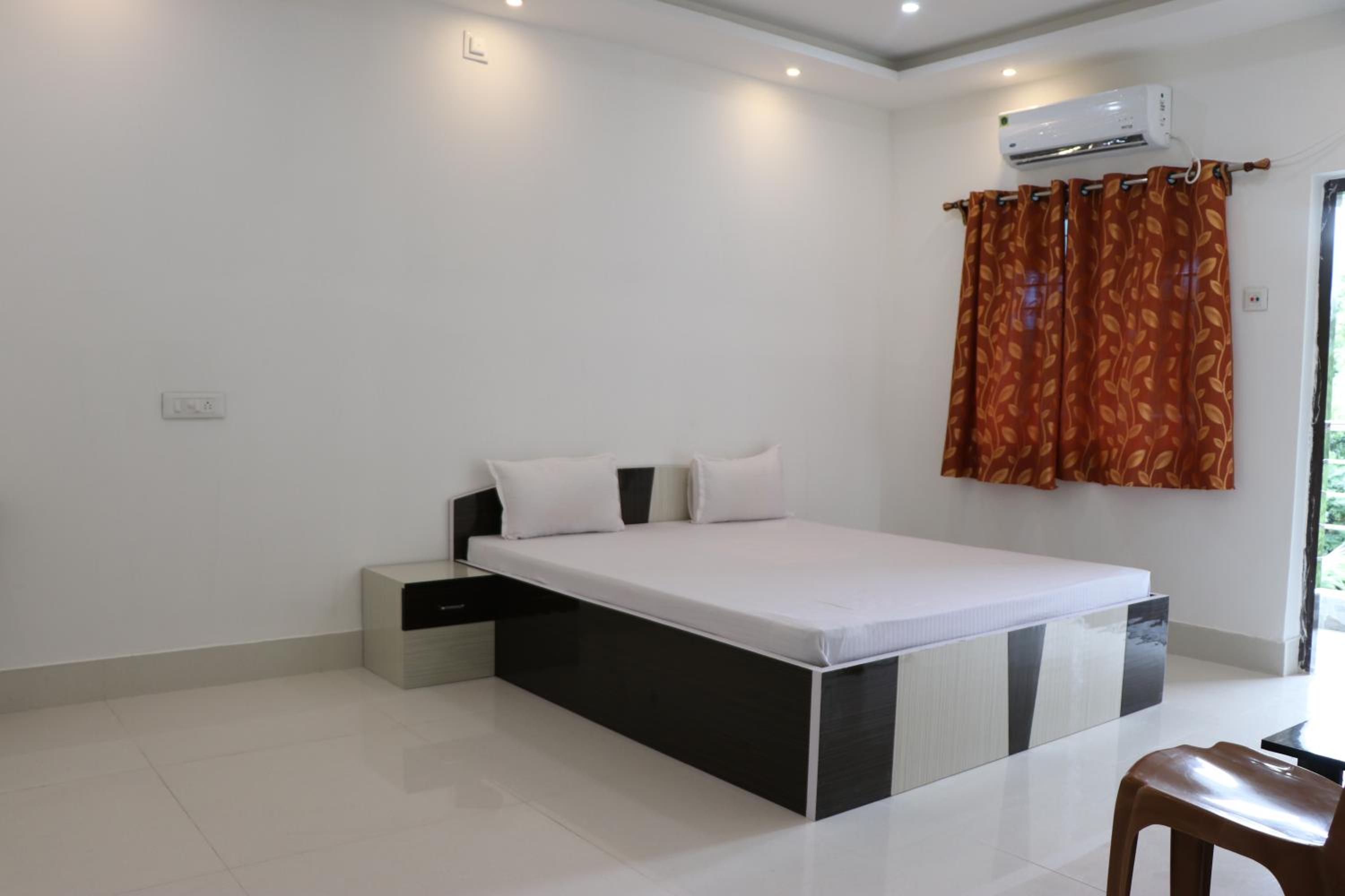Deluxe Double Room with Balcony - Photo 6