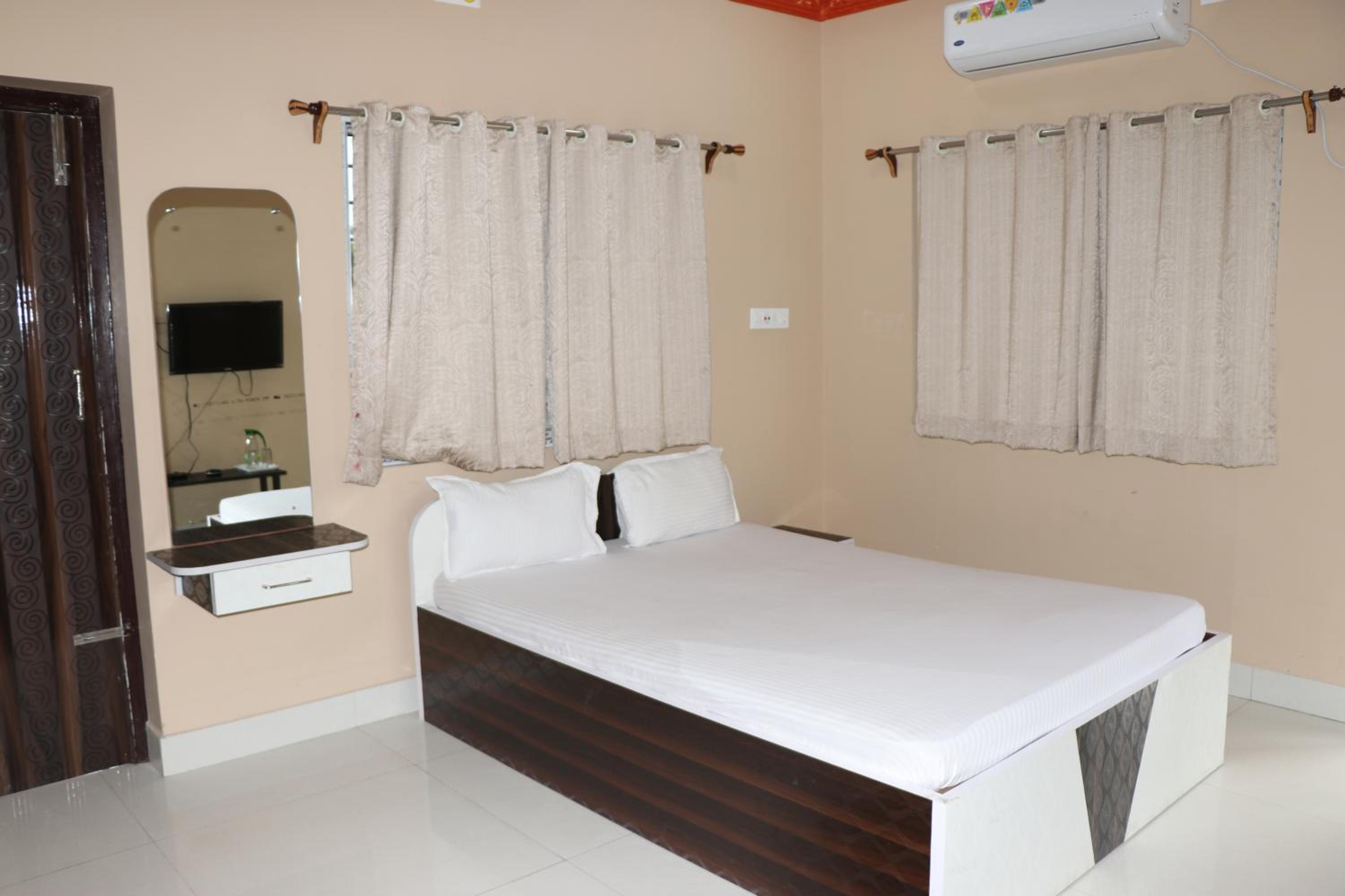 Deluxe Double Room with Balcony - Photo 4