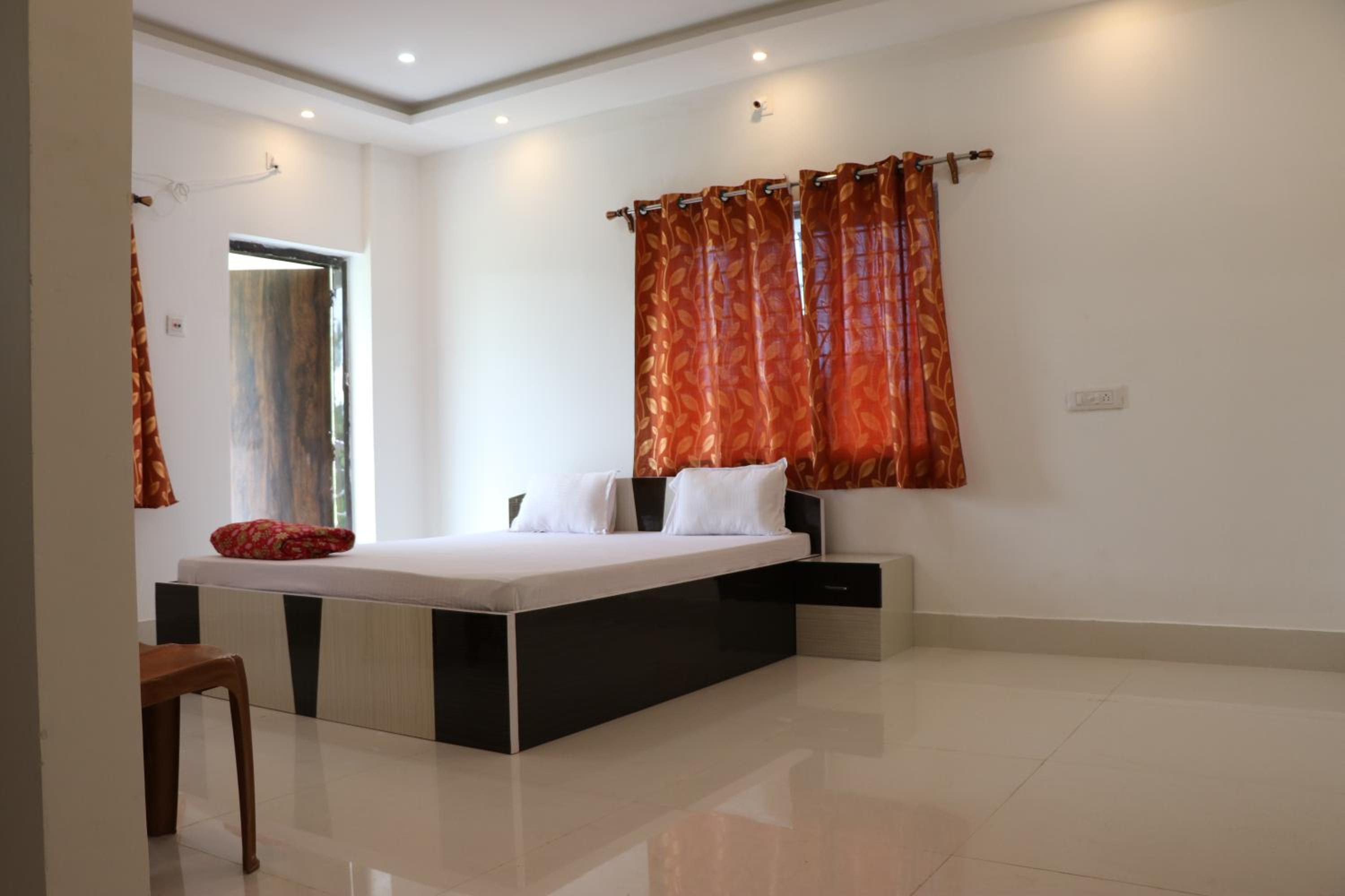Deluxe Double Room with Balcony - Photo 3