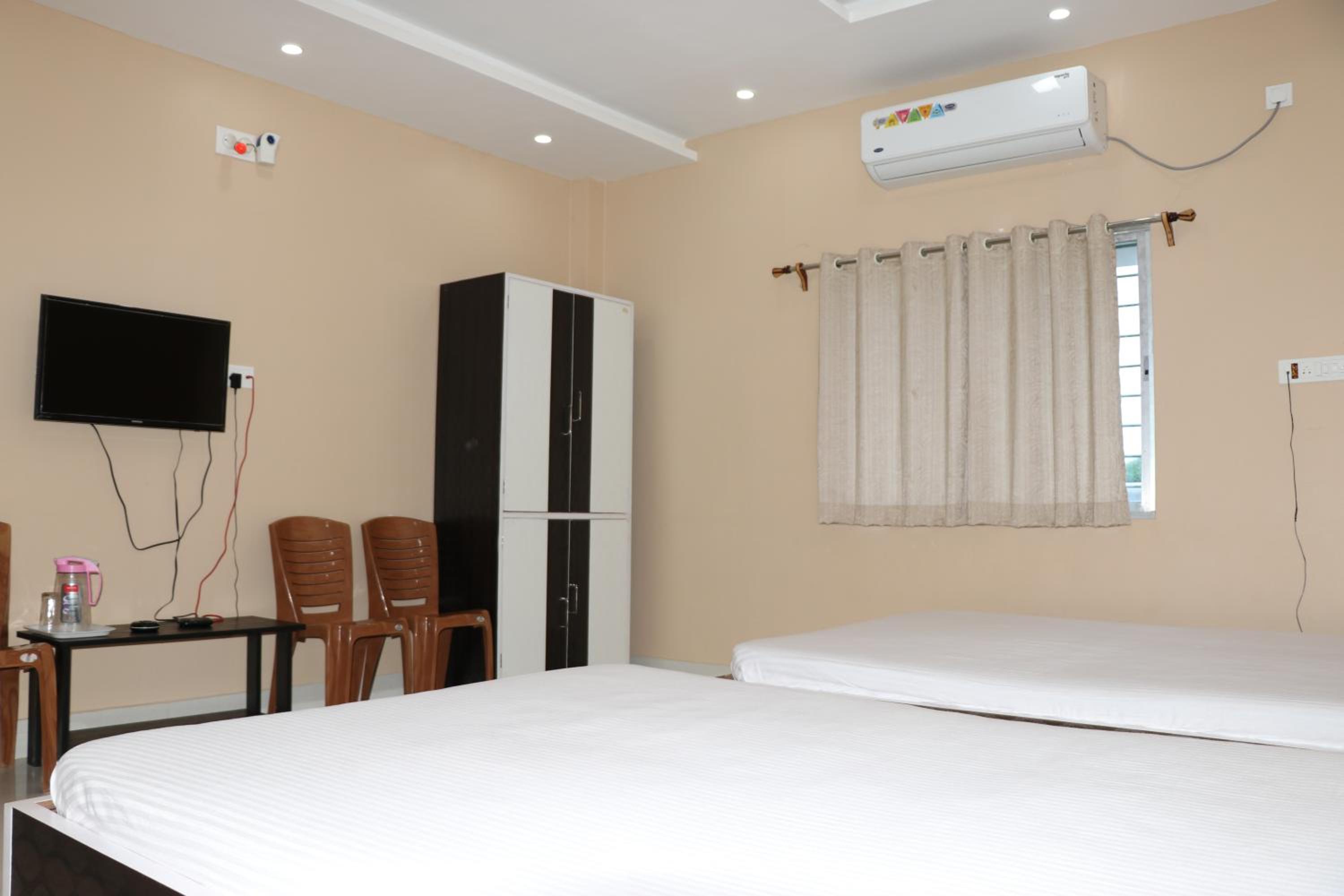 Deluxe Quadruple Room - Photo 2