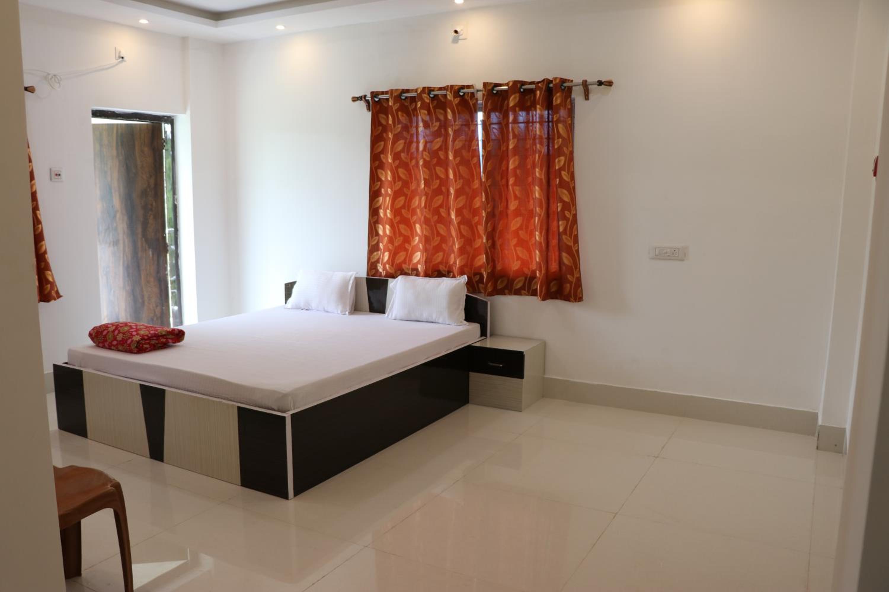 Deluxe Double Room with Balcony - Photo 5