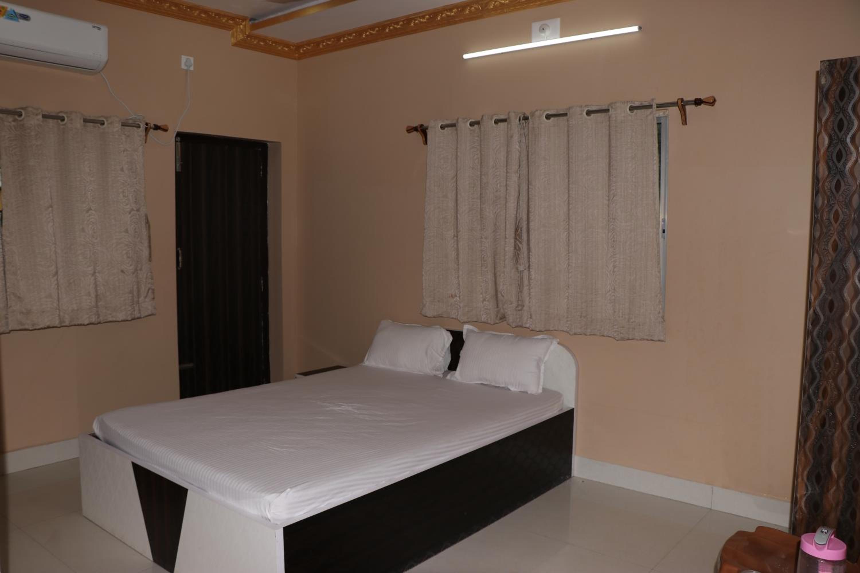 Deluxe Double Room with Balcony - Photo 1
