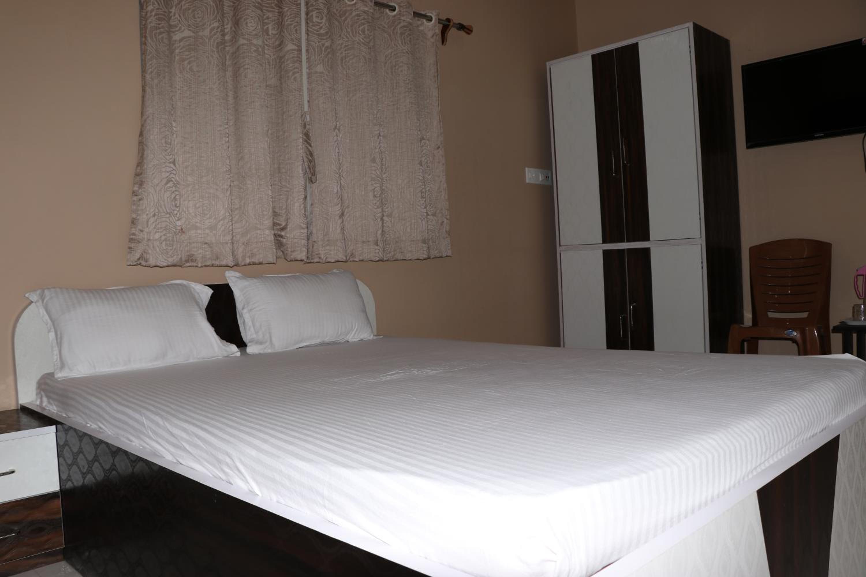 Deluxe Double Room with Balcony - Photo 23