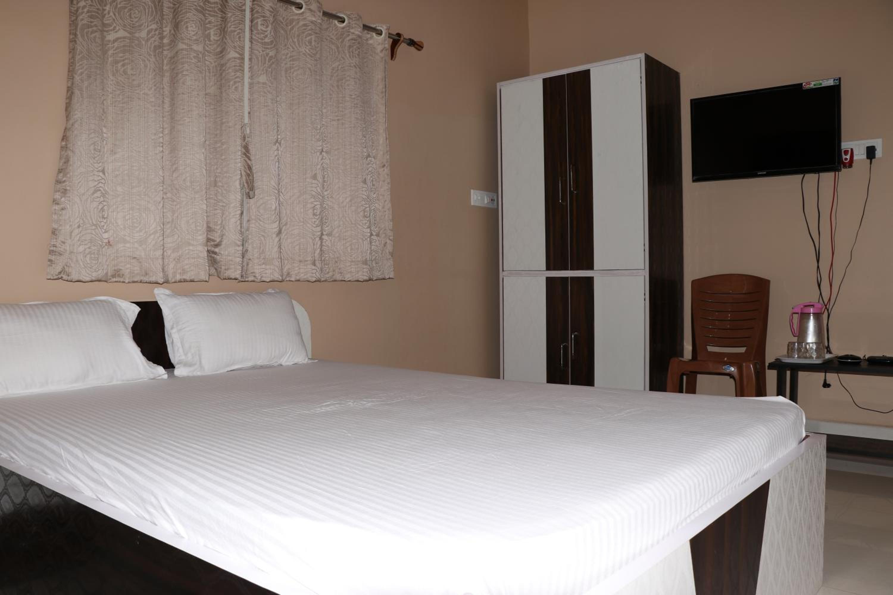 Deluxe Double Room with Balcony - Photo 16