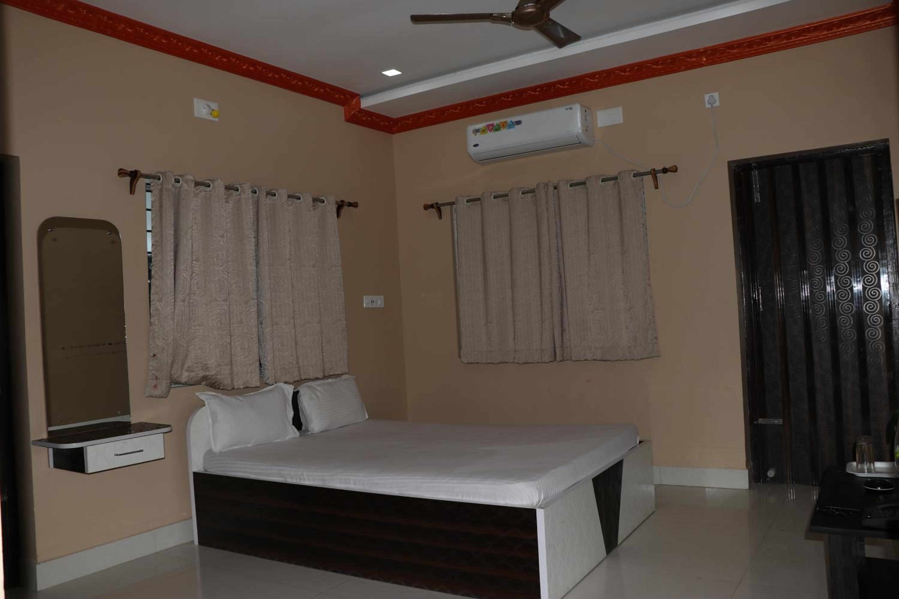 Deluxe Double Room with Balcony - Photo 7