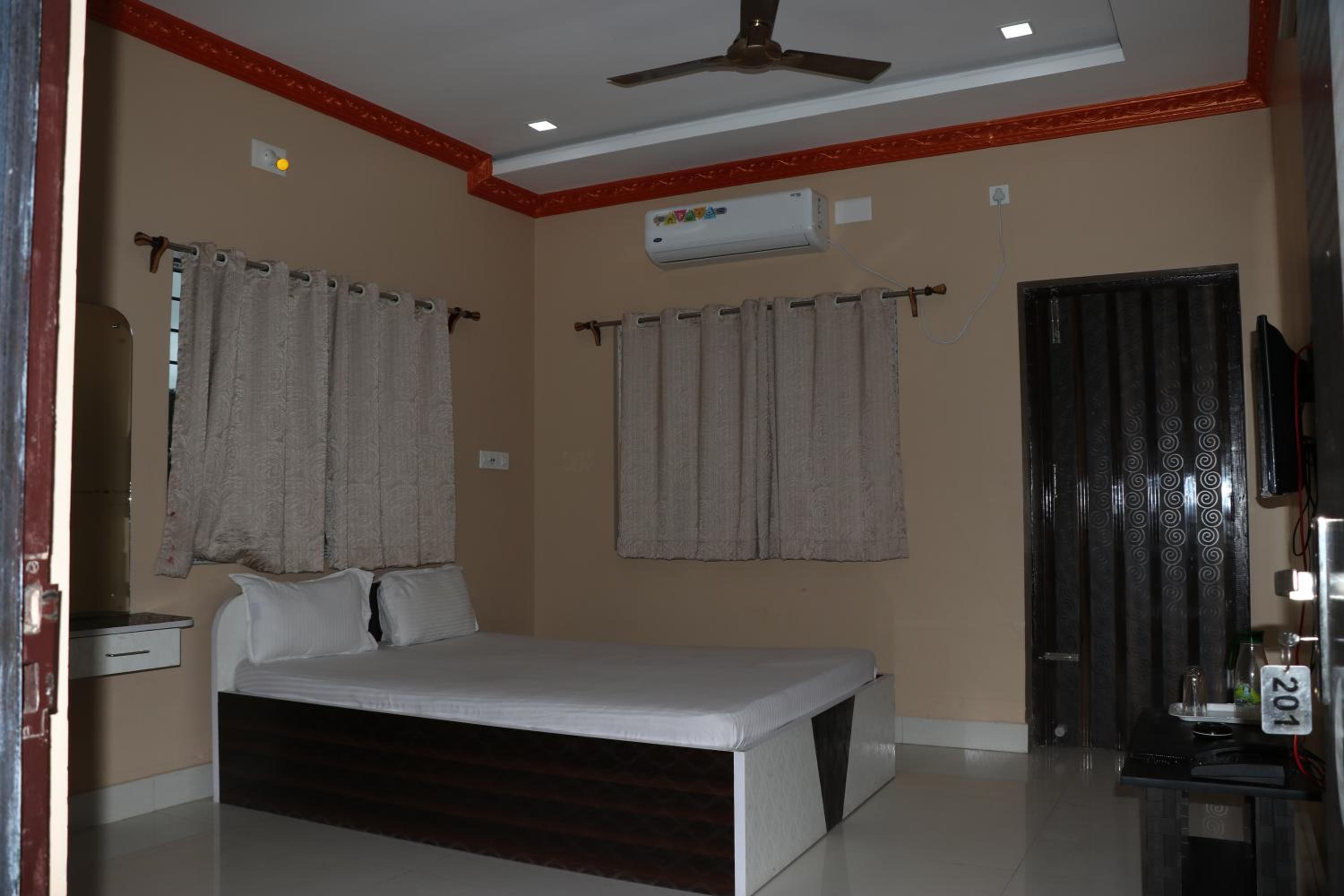 Deluxe Double Room with Balcony - Photo 9