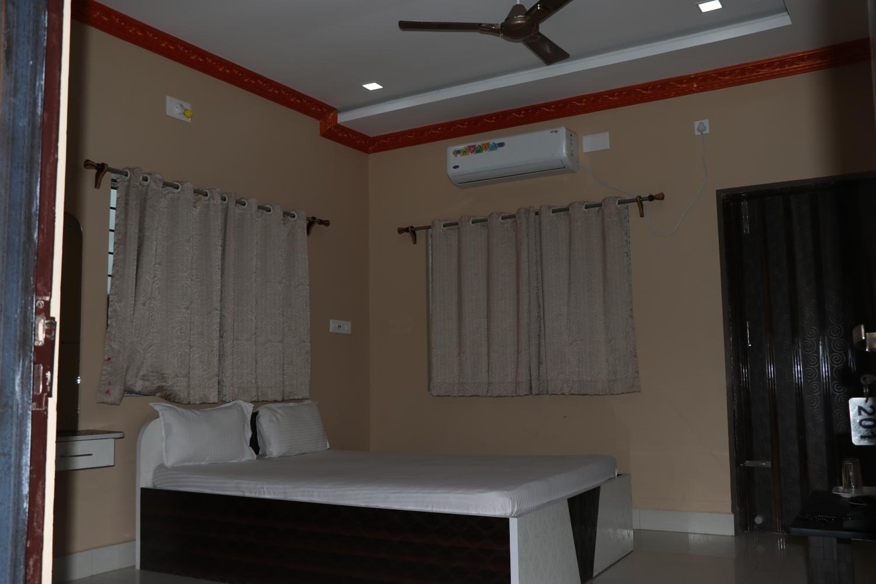 Deluxe Double Room with Balcony - Photo 8