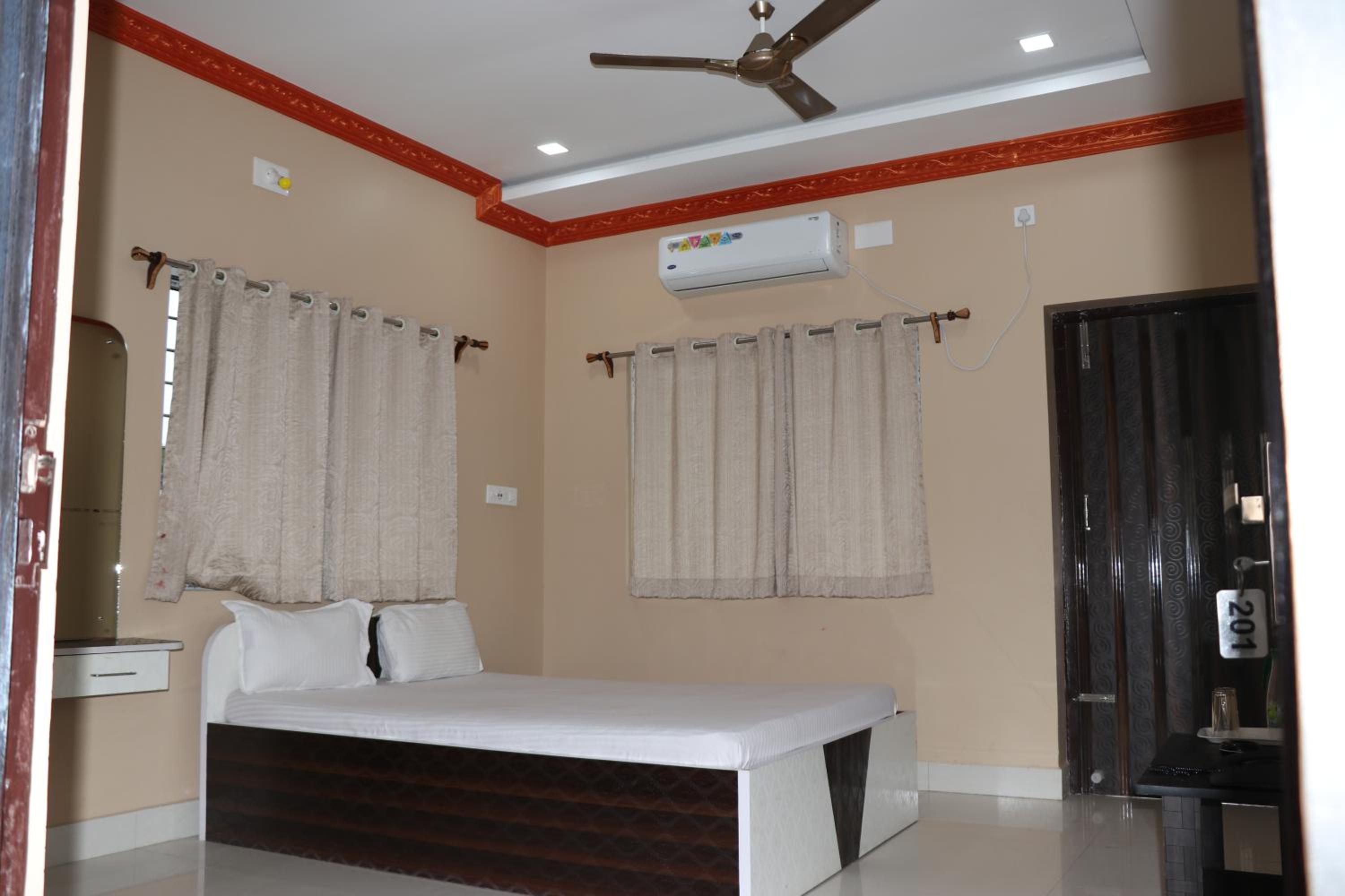 Deluxe Double Room with Balcony - Photo 12