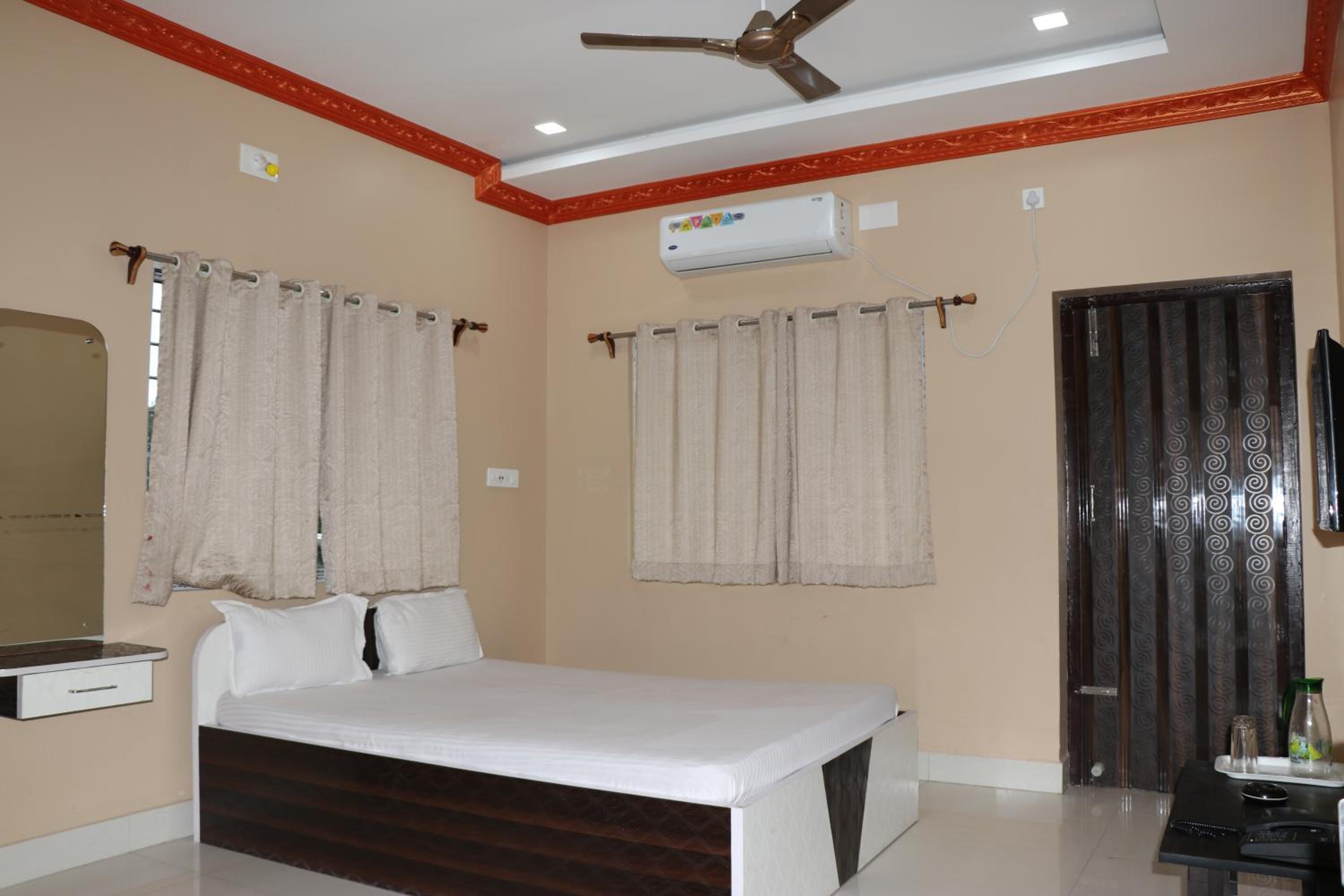 Deluxe Double Room with Balcony - Photo 11
