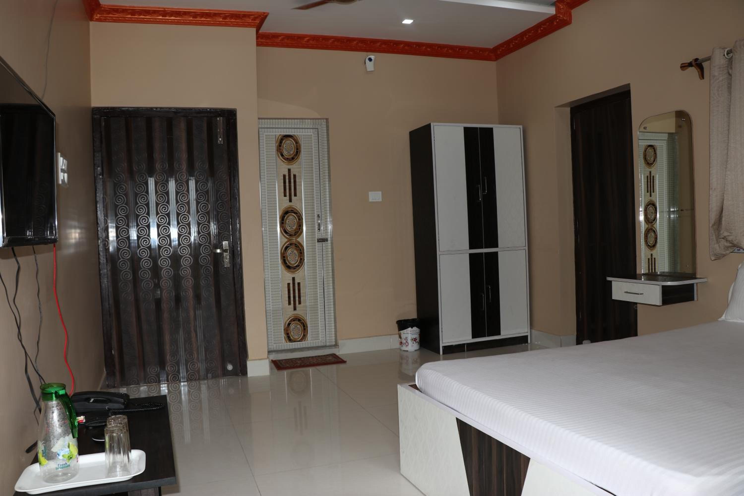 Deluxe Double Room with Balcony - Photo 10