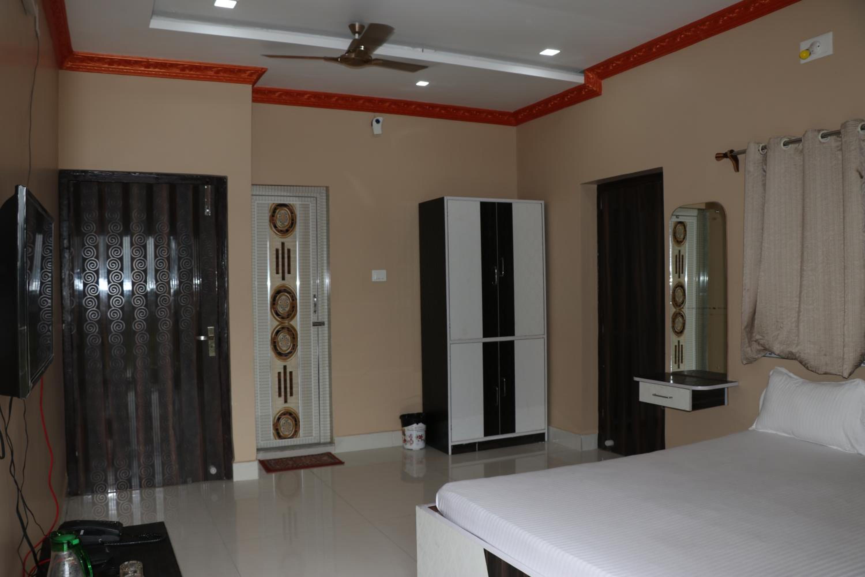 Deluxe Double Room with Balcony - Photo 14