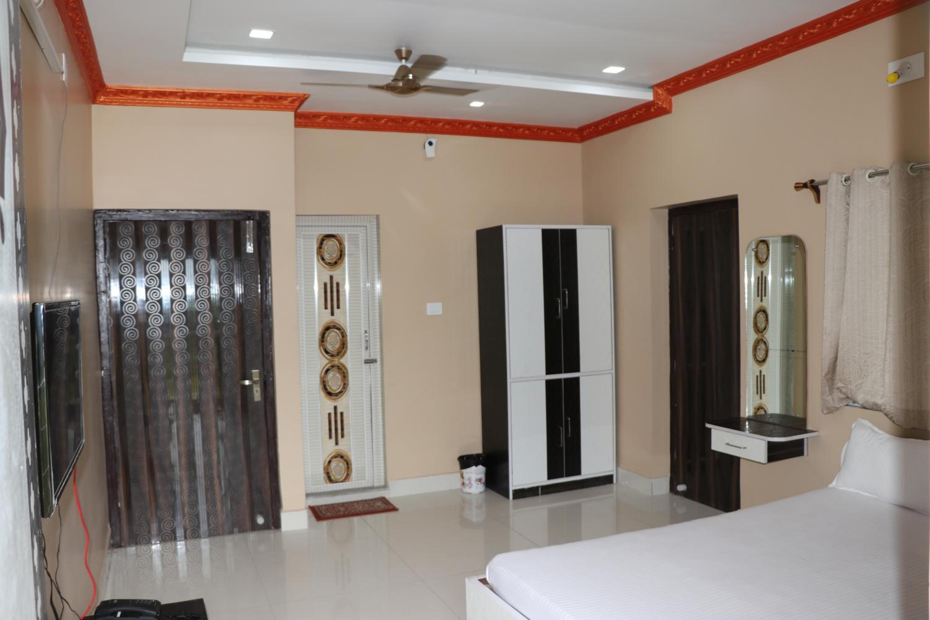 Deluxe Double Room with Balcony - Photo 13