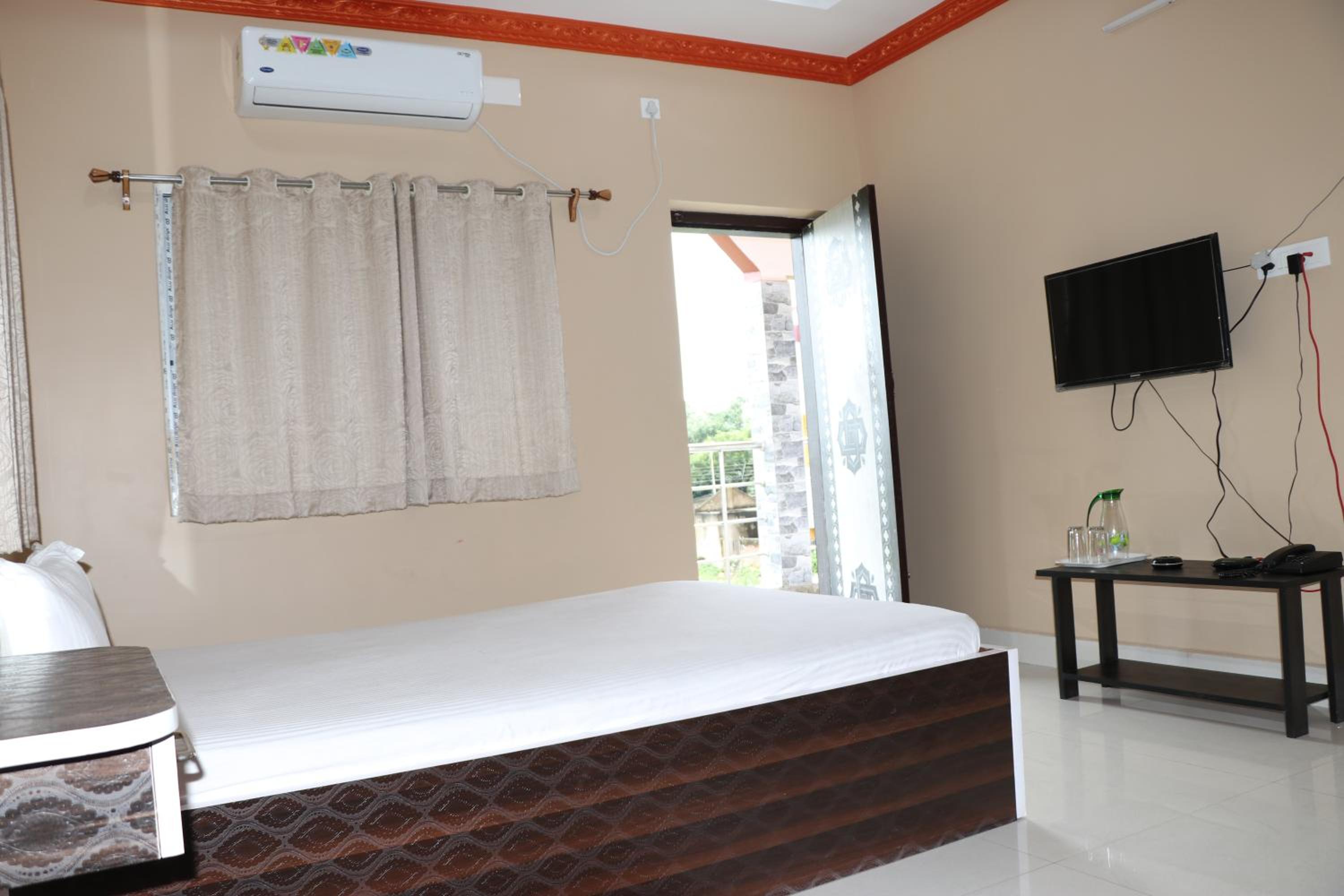 Deluxe Double Room with Balcony - Photo 22
