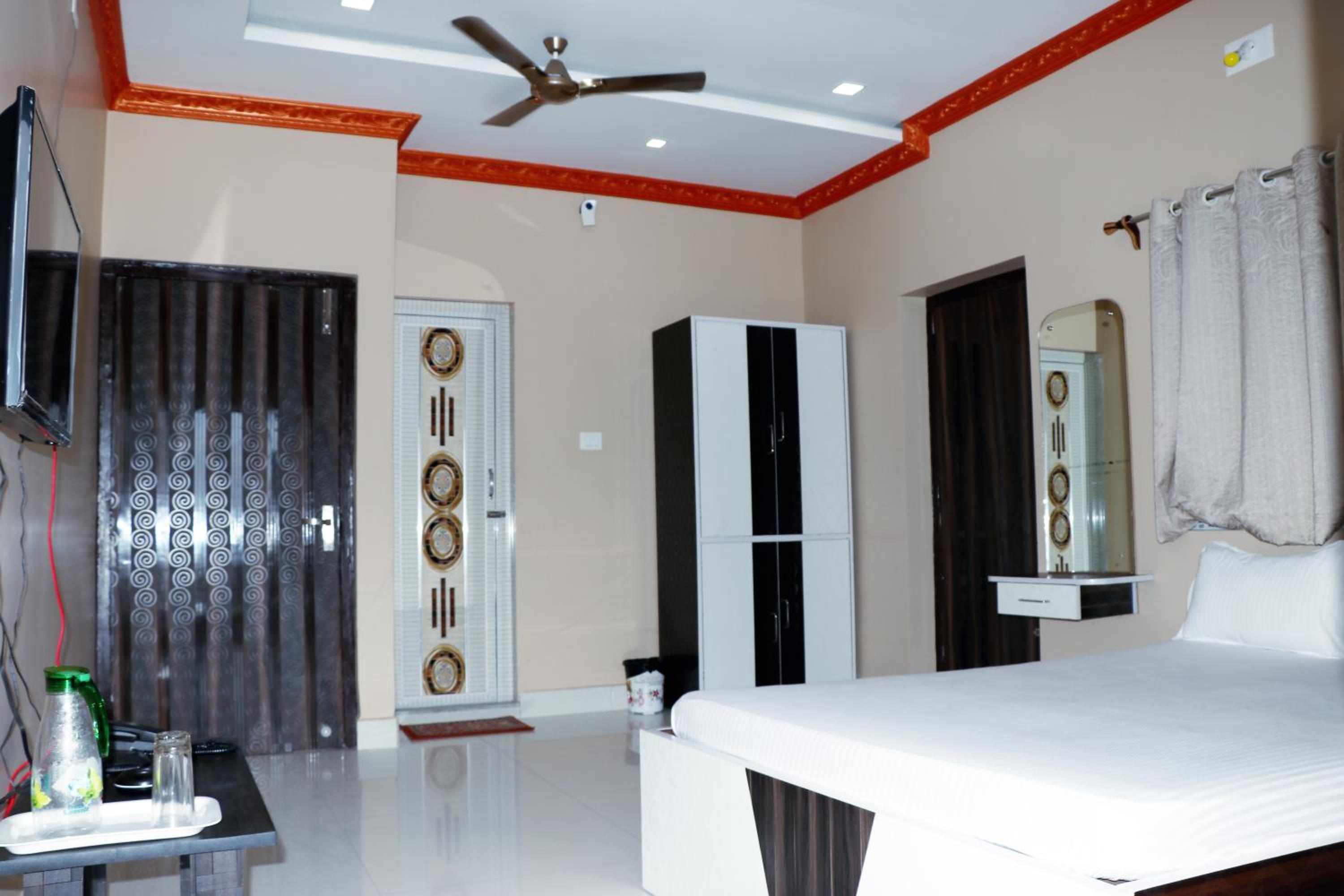 Deluxe Double Room with Balcony - Photo 21