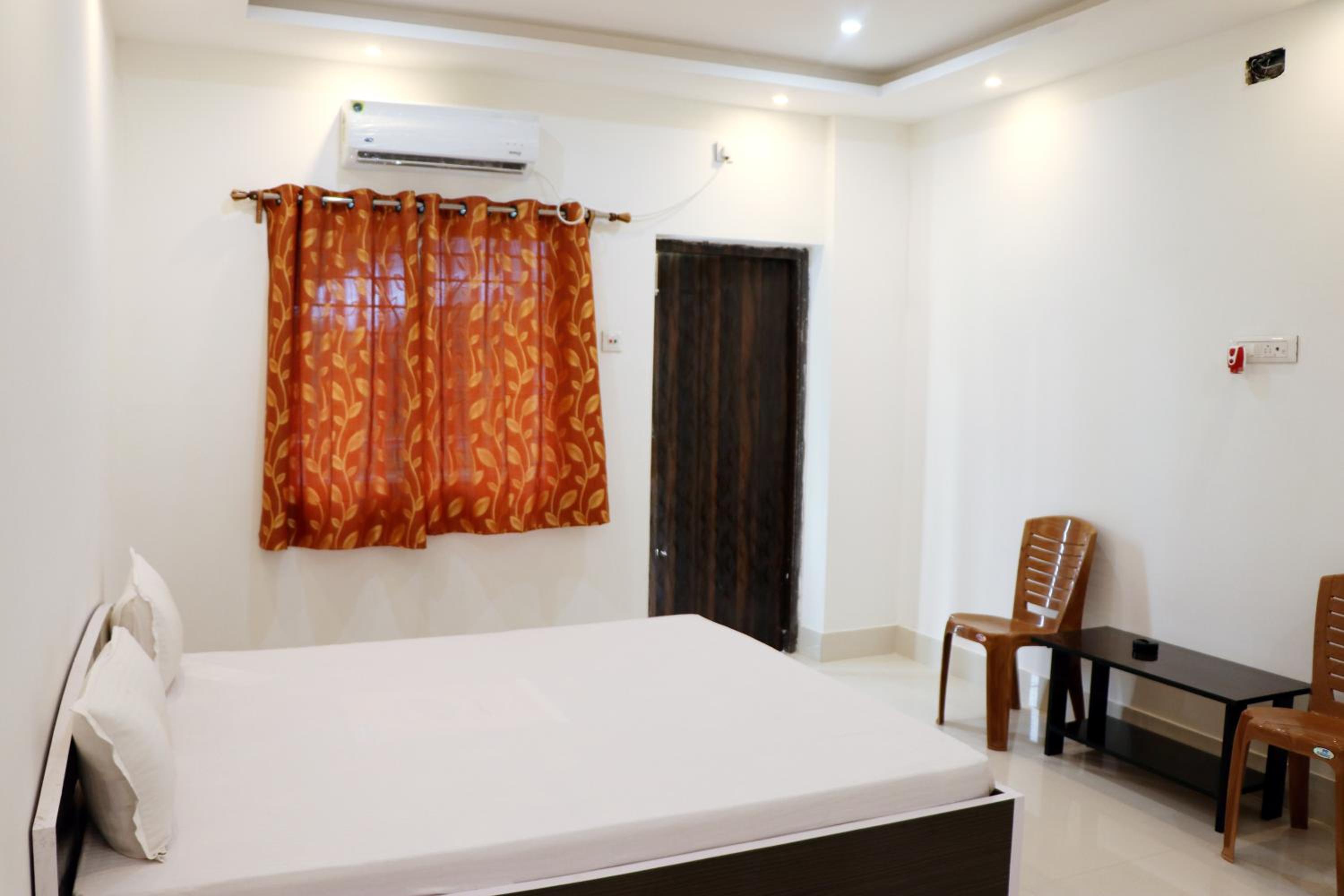 Deluxe Double Room with Balcony - Photo 18