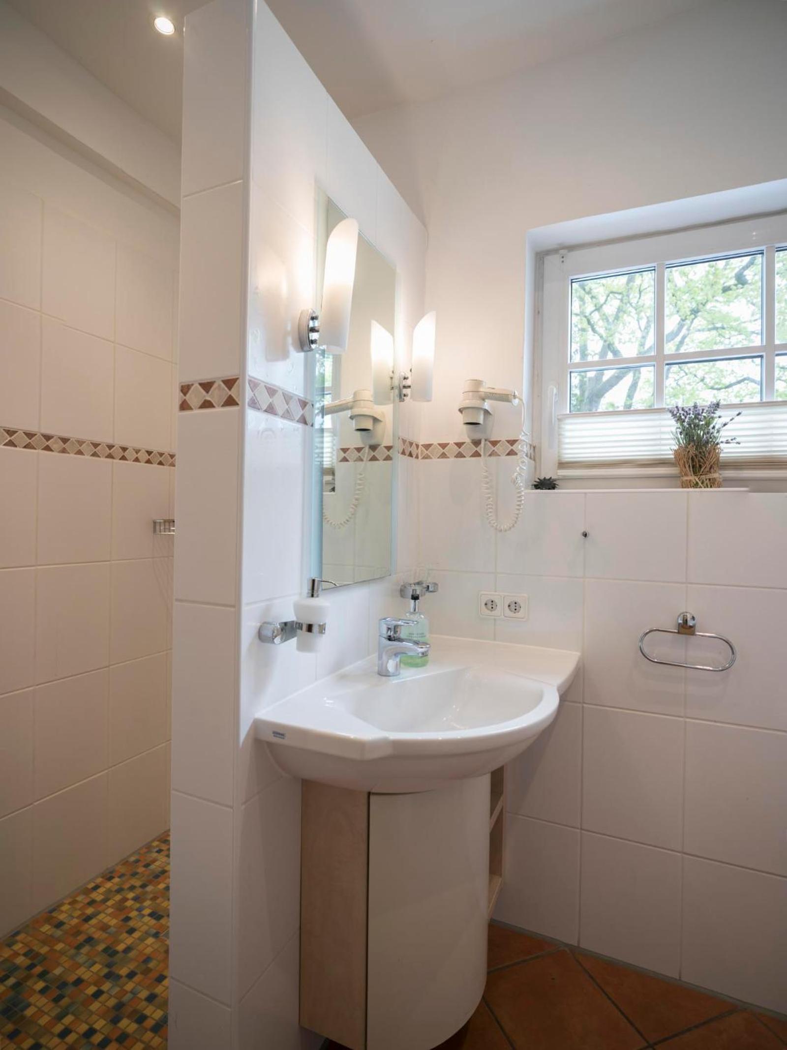 Double Room with Private Bathroom - Photo 4