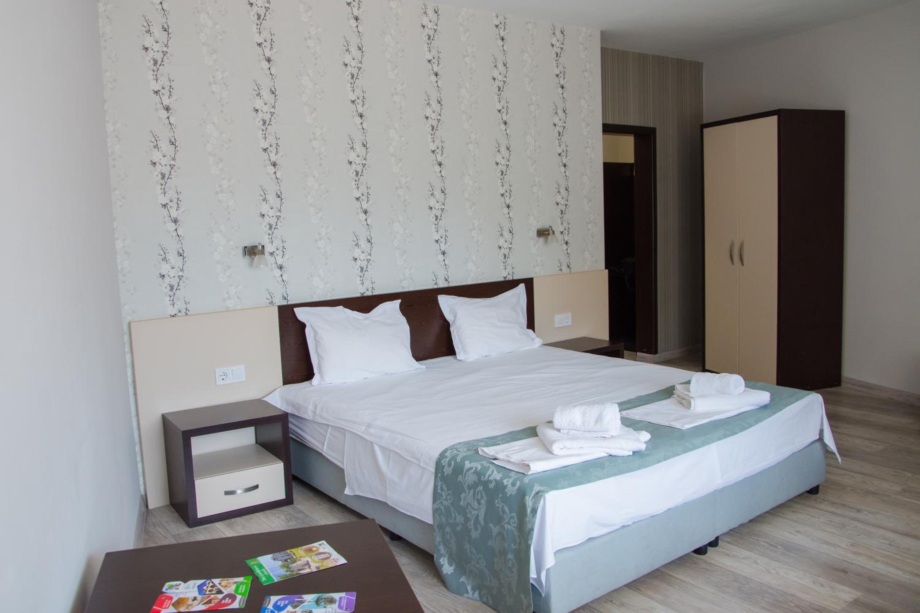Double Room with Balcony - Photo 2