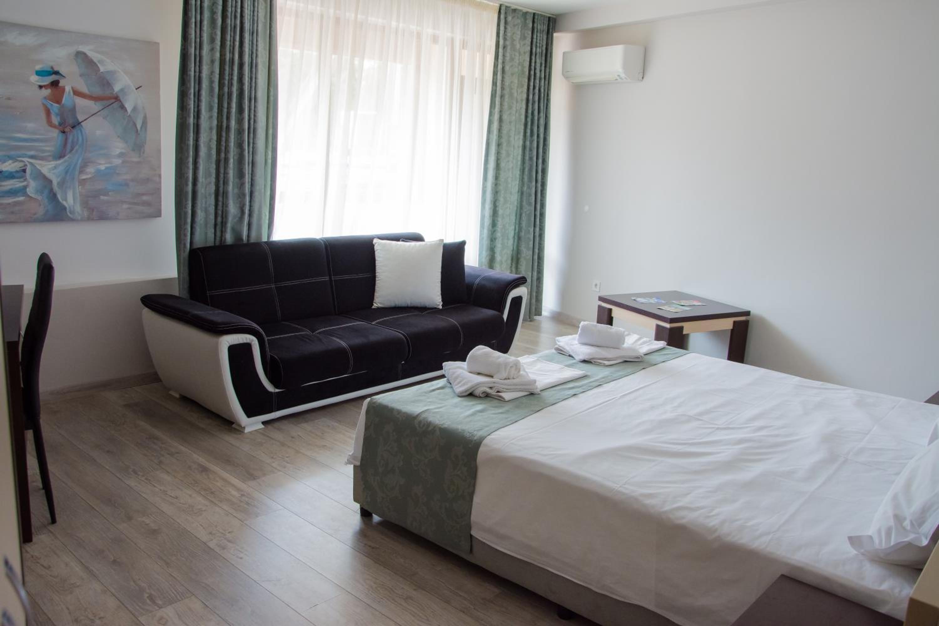 Double Room with Balcony - Photo 1