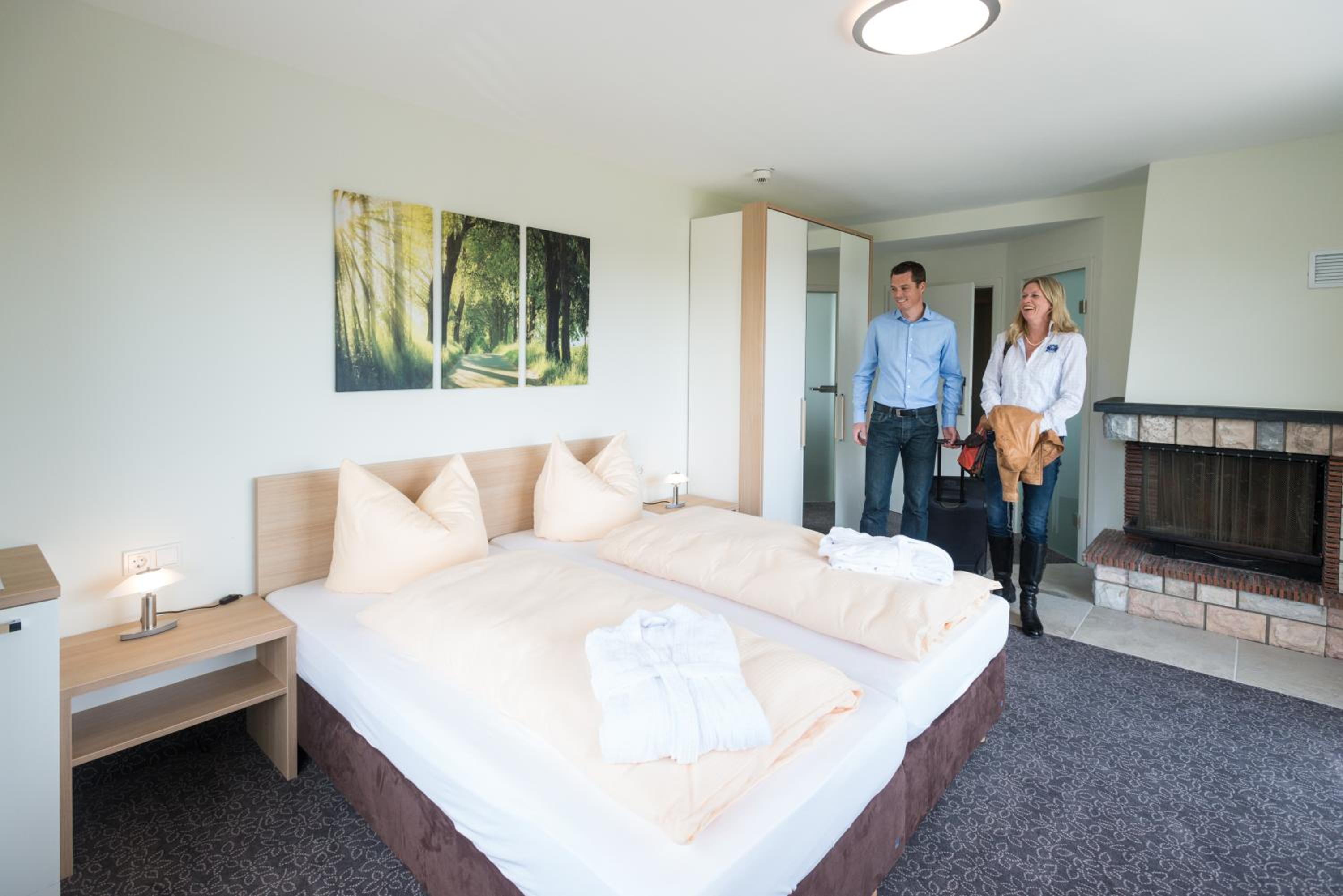 Deluxe Double Room with Balcony - Photo 4