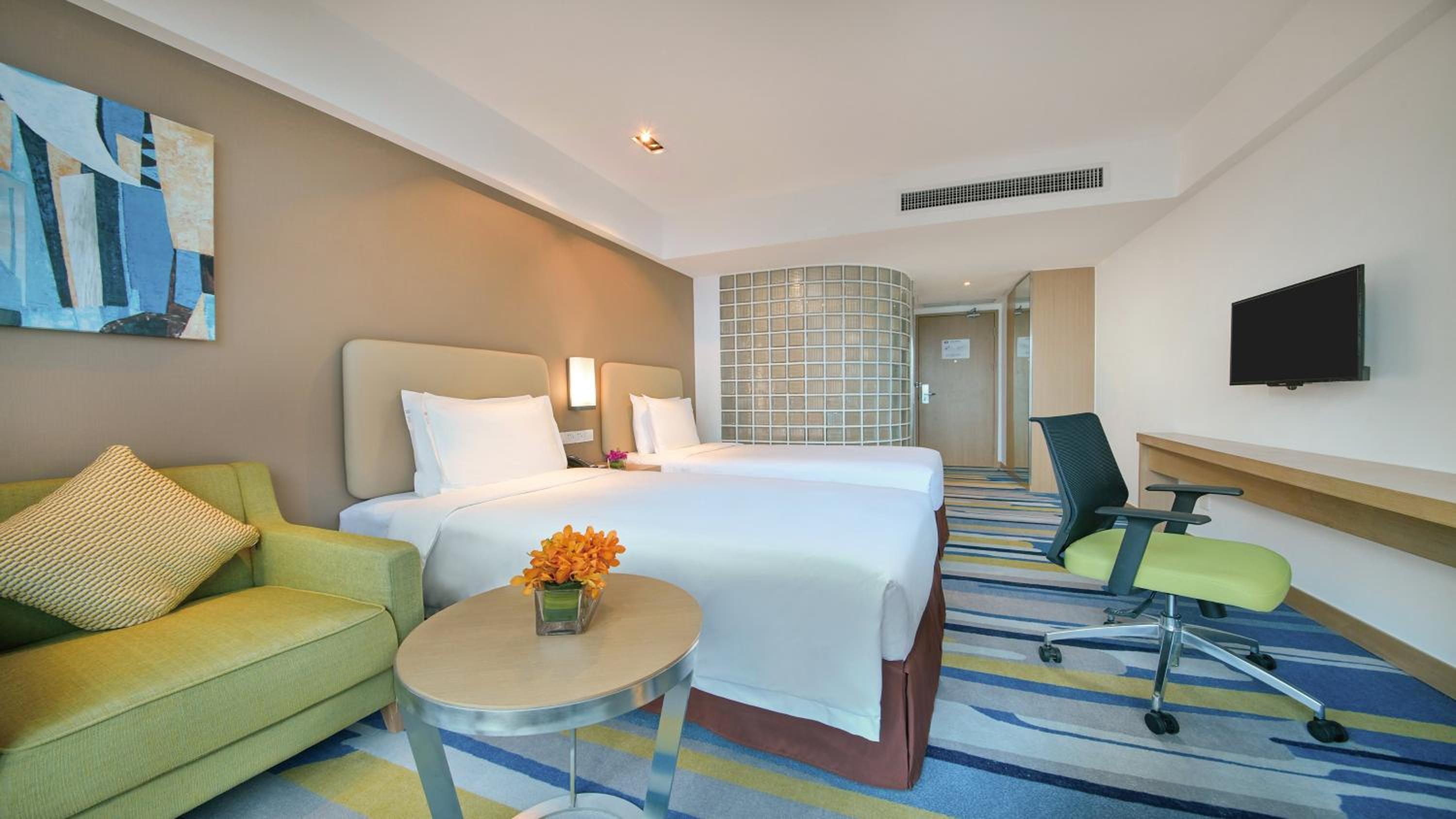 Standard Twin Room thumbnail 6