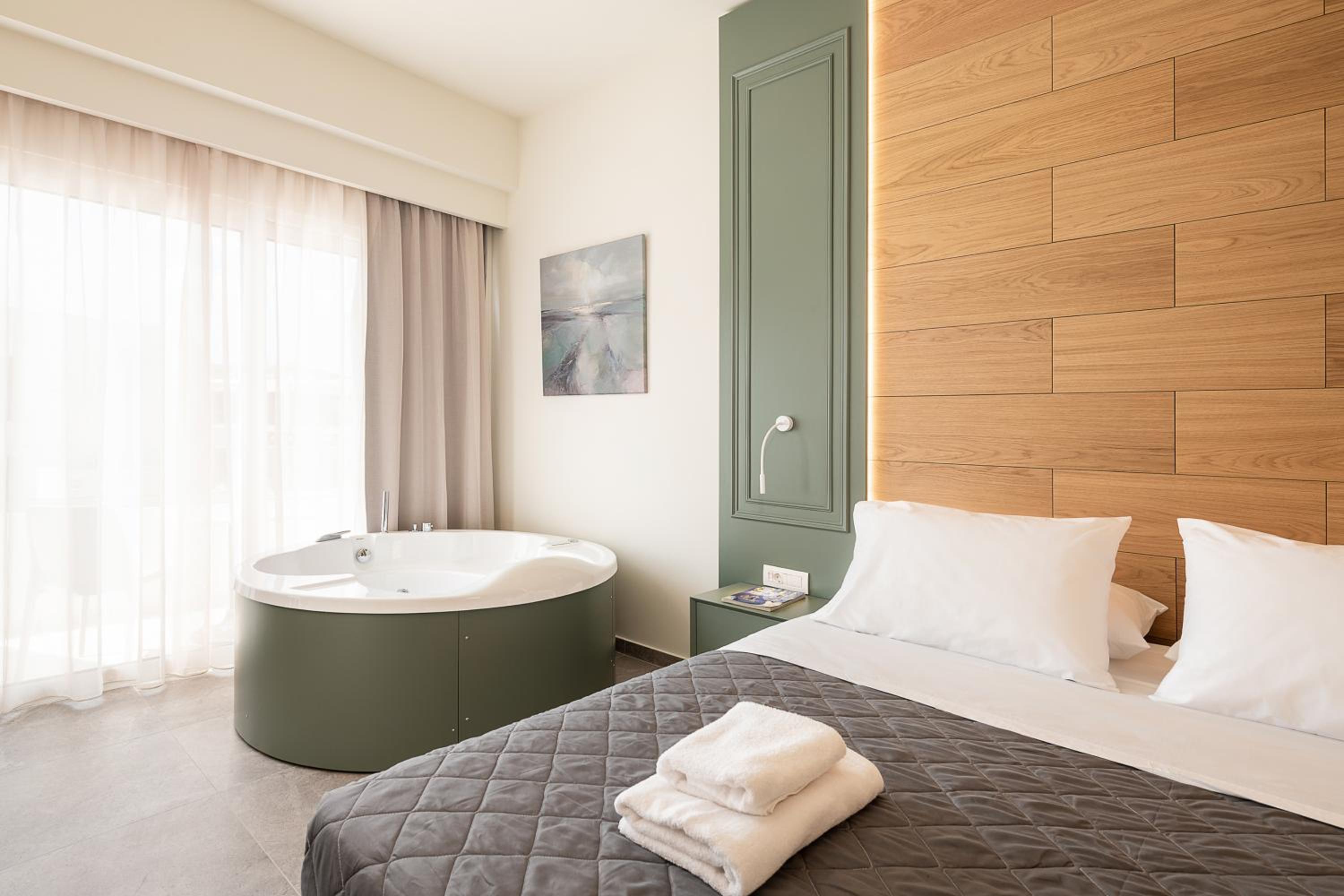 Deluxe Double Room - Photo 11