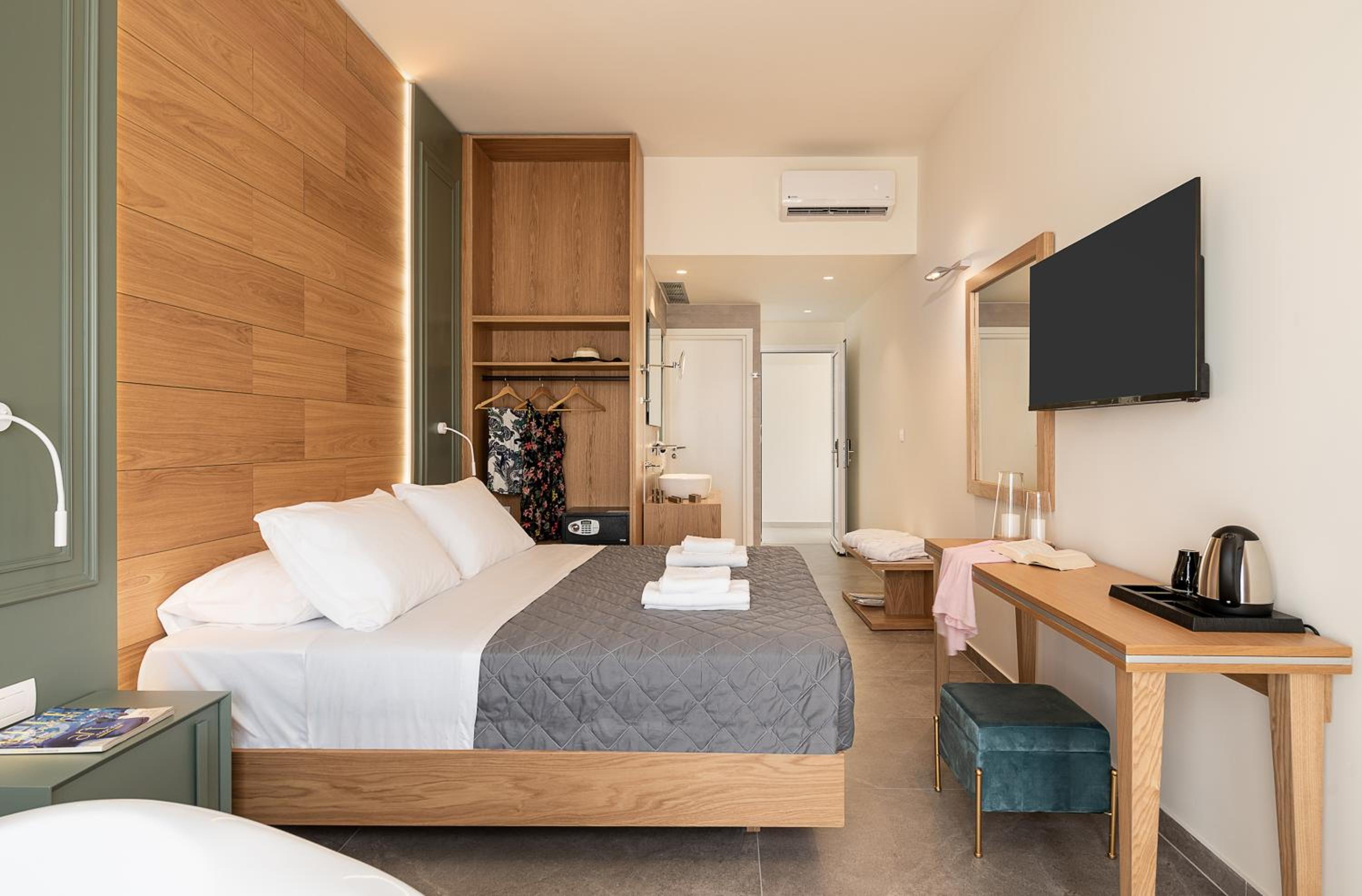 Deluxe Double Room - Photo 14