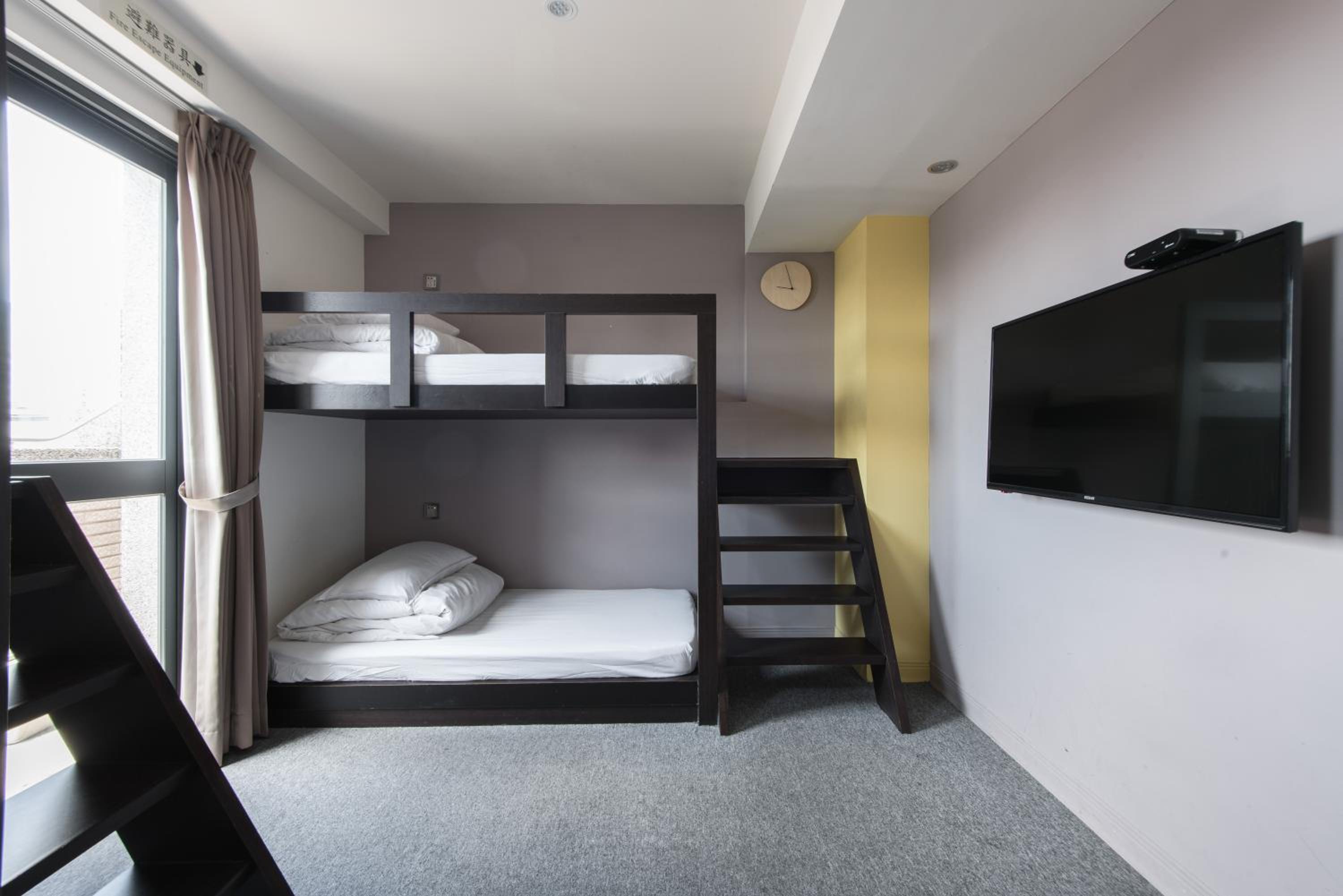 Quadruple Room with Private Bathroom (Bunk Bed) photo 2
