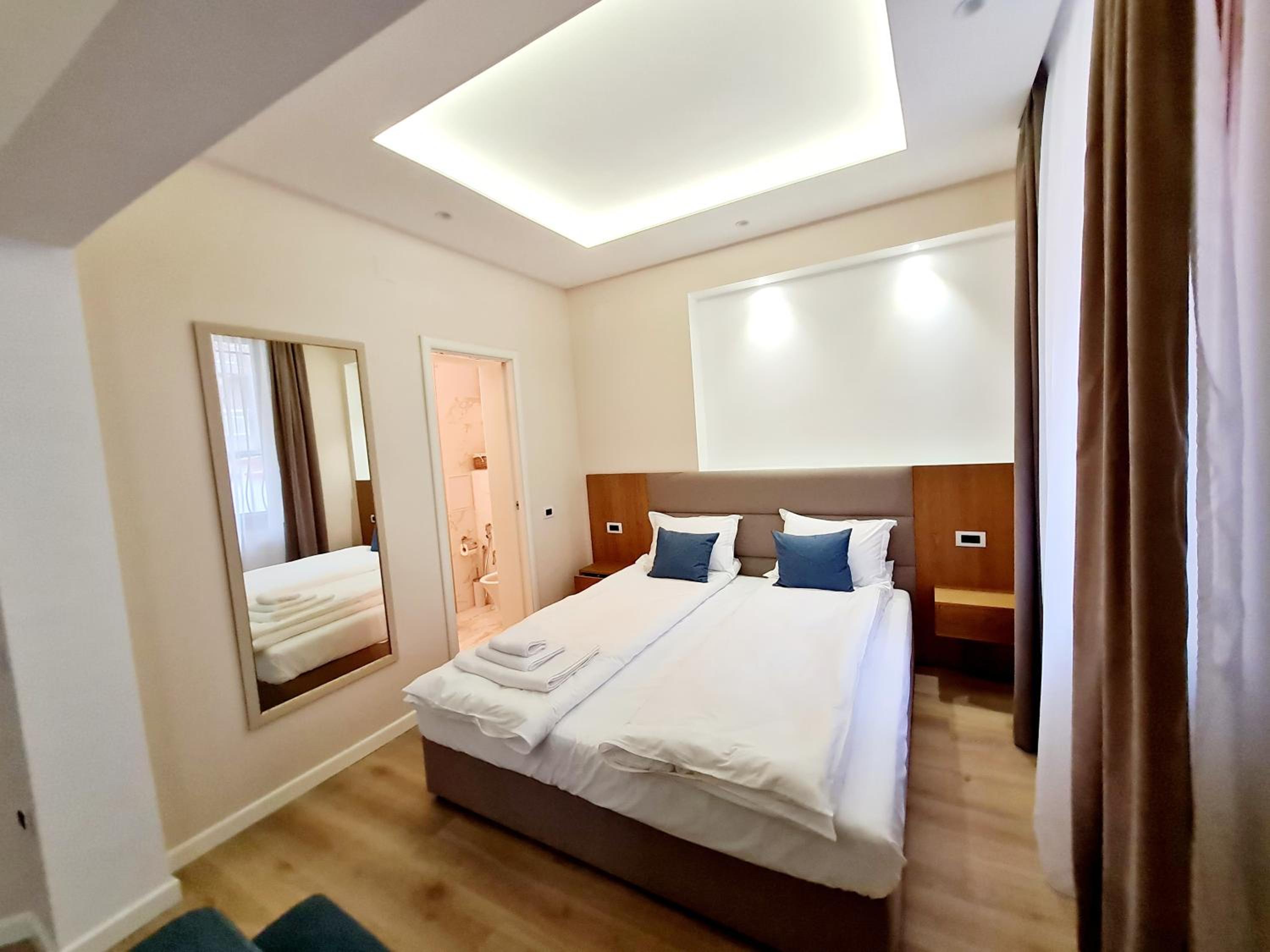 Deluxe King Room - Photo 7