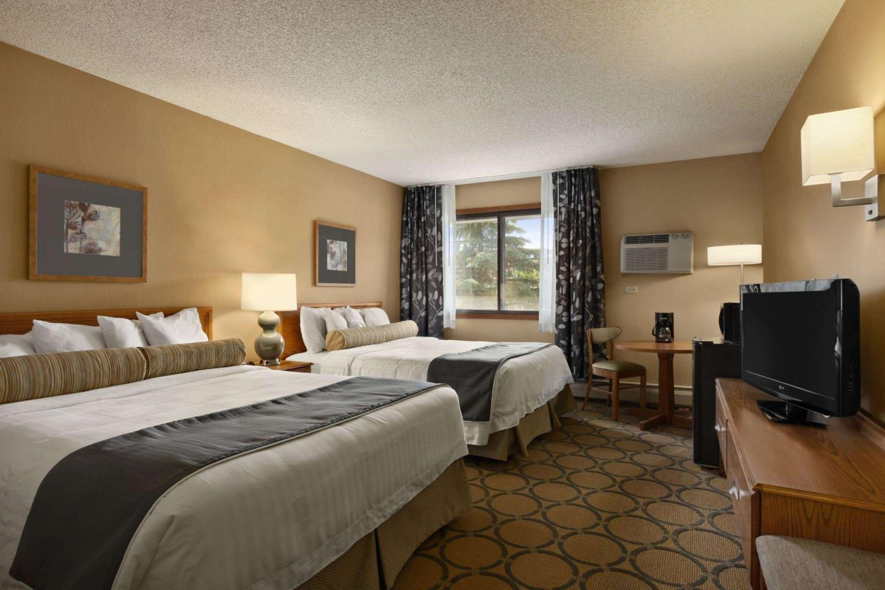 Queen Room with Two Queen Beds - Non-Smoking - Photo 2