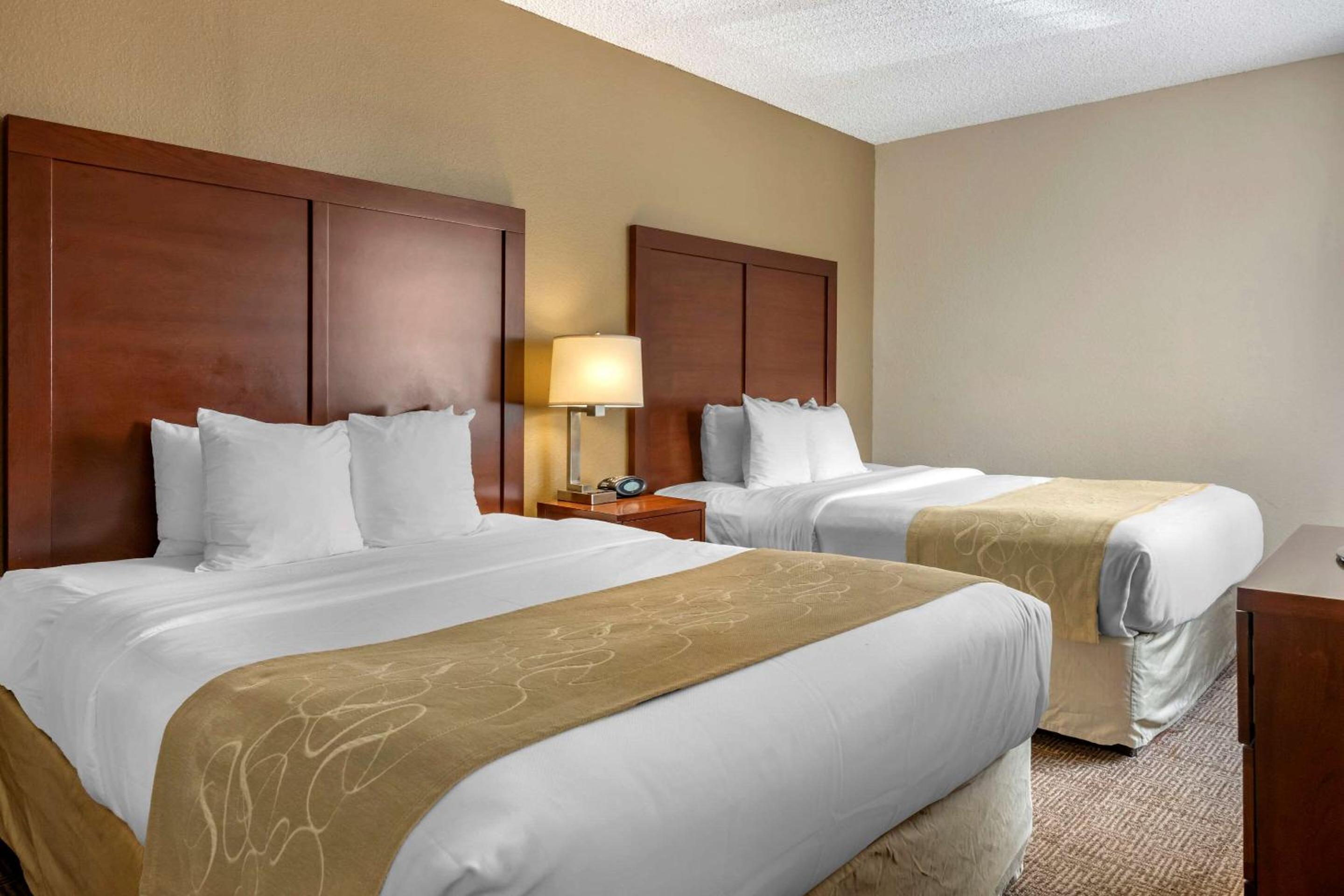 Queen Suite with Two Queen Beds and Sofa Bed - Non-Smoking - Photo 2