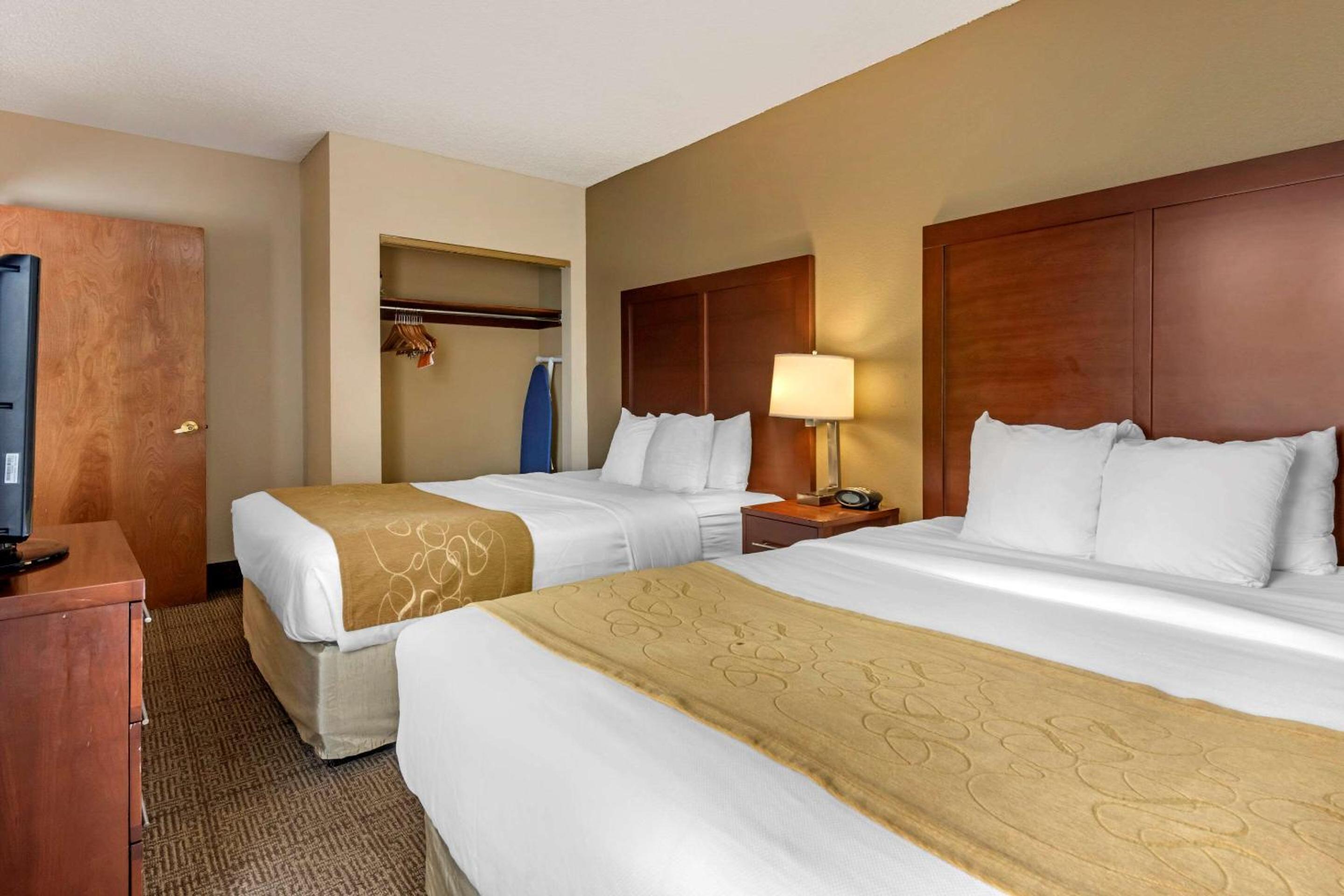 Queen Suite with Two Queen Beds and Sofa Bed - Non-Smoking - Photo 5