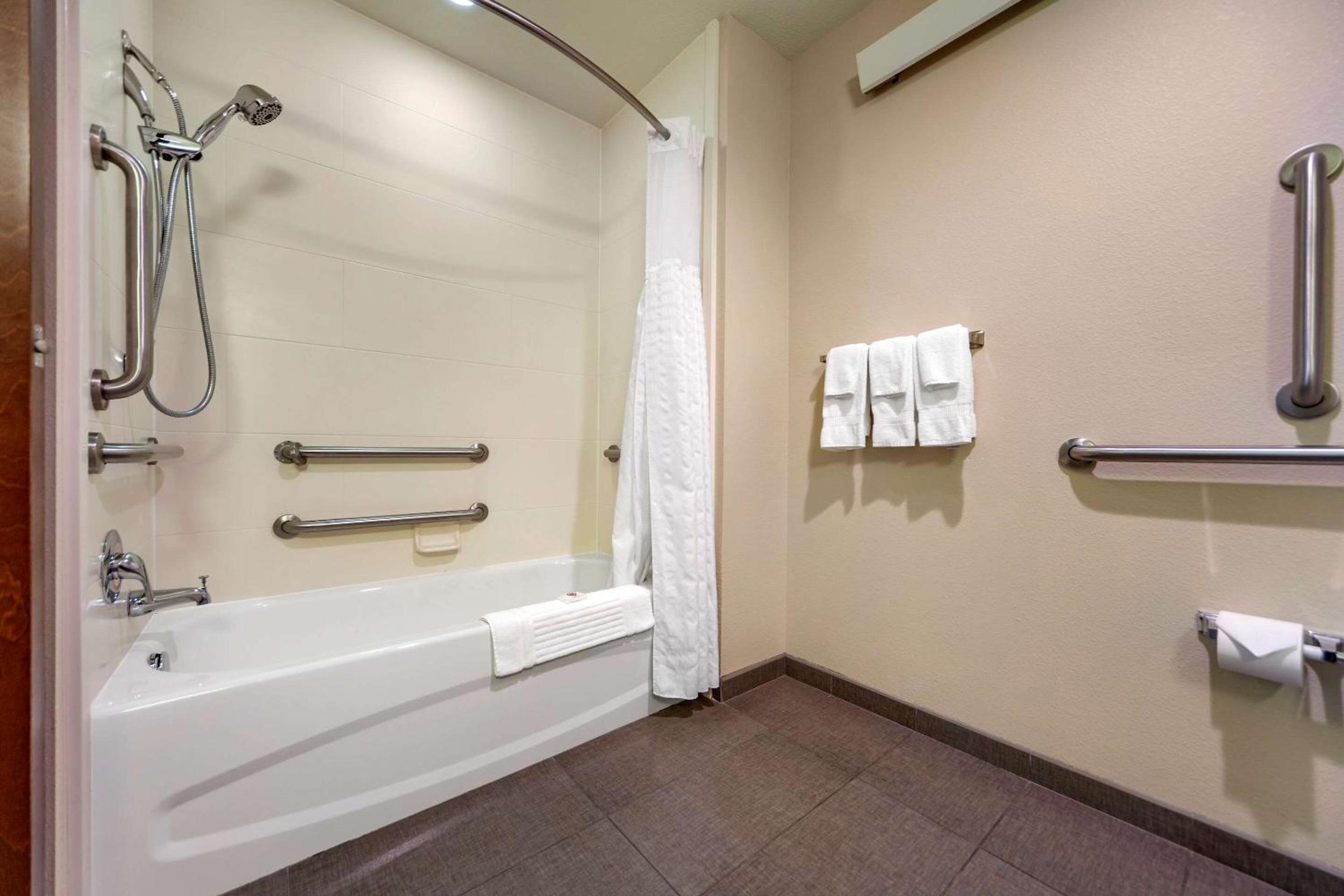 King Suite - Accessible/Non-Smoking photo 2