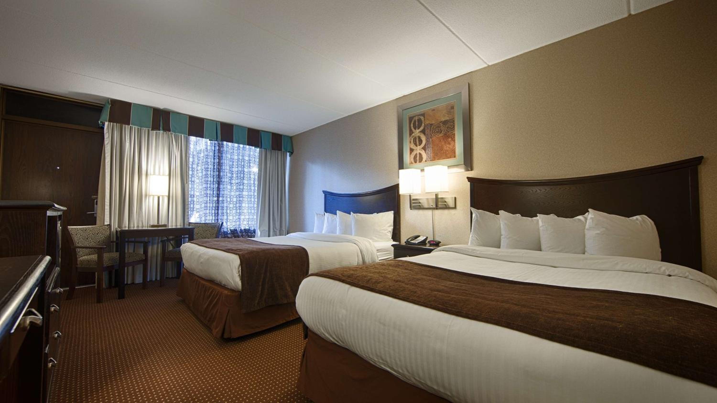 Queen Room with Two Queen Beds - Non-Smoking - Photo 2