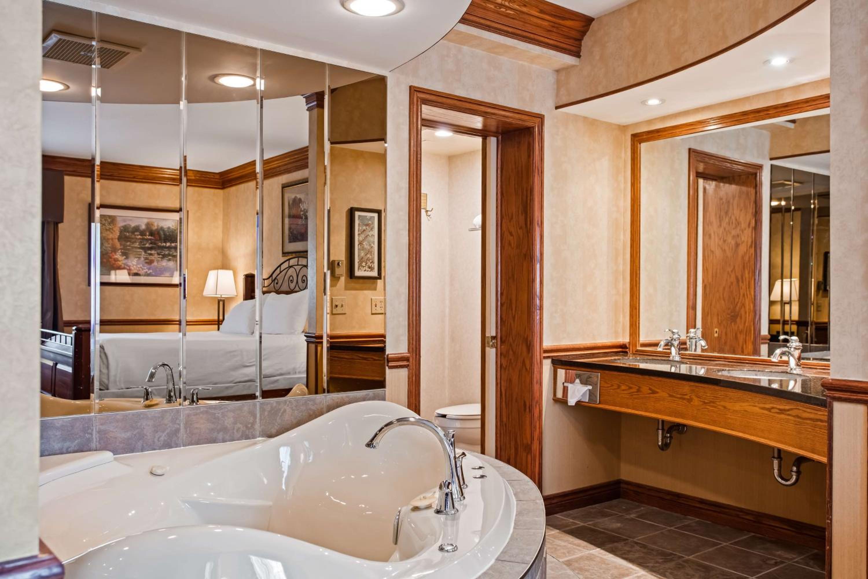 King Suite with Jetted Tub - Non-Smoking photo 3
