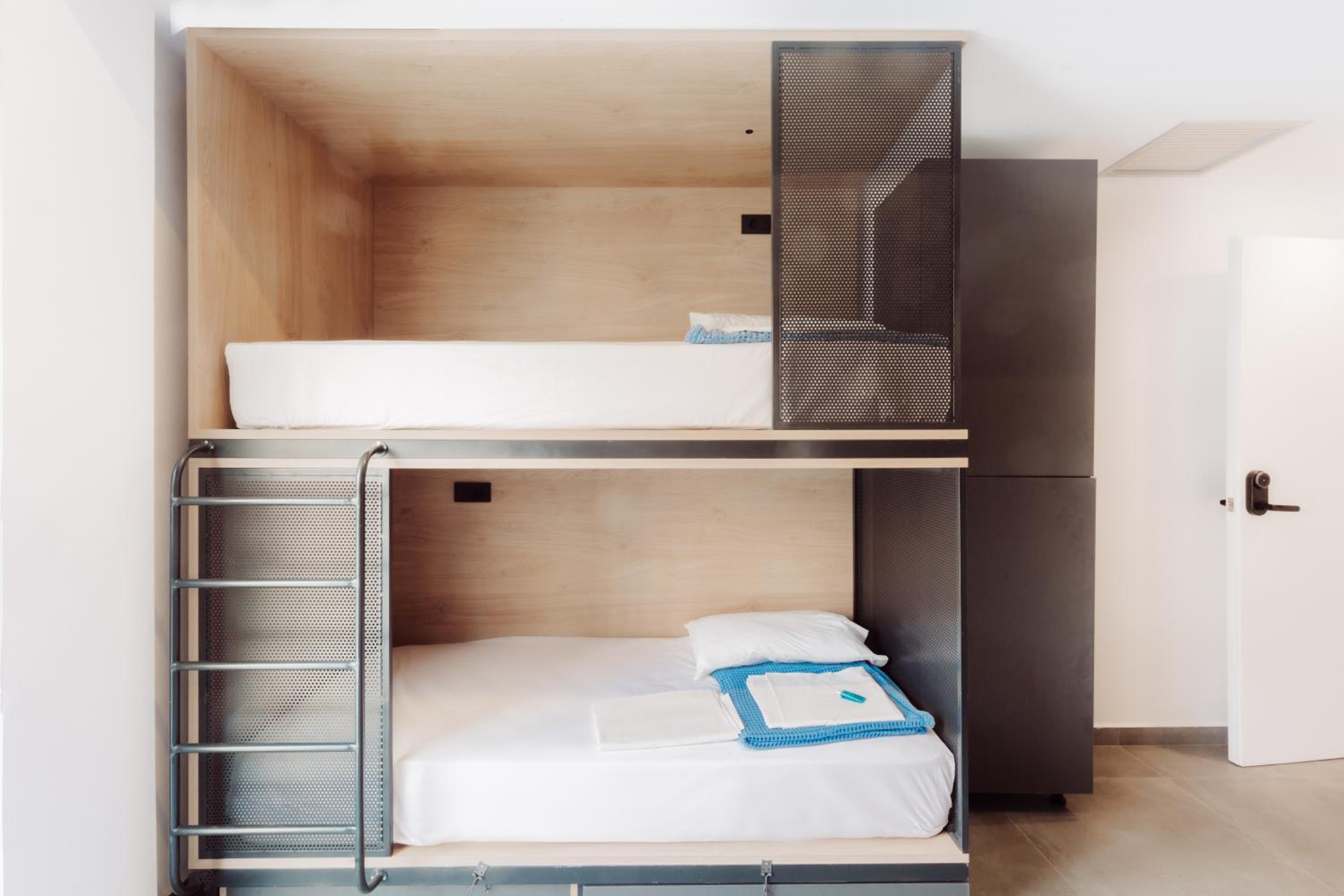 Bed in 4-Bed Mixed Dormitory Room photo 2