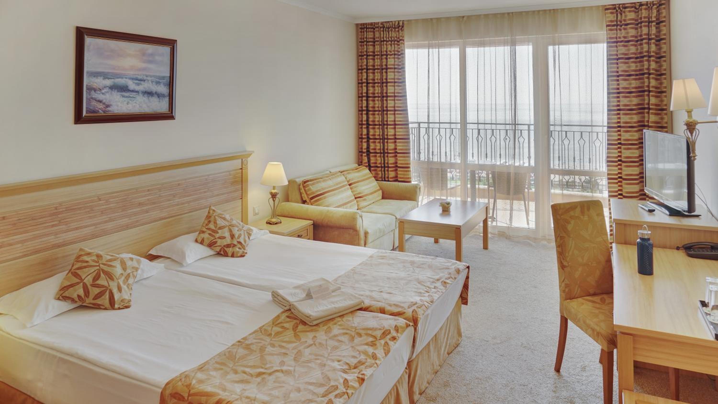 Twin Room with Sea View (Low Floor)