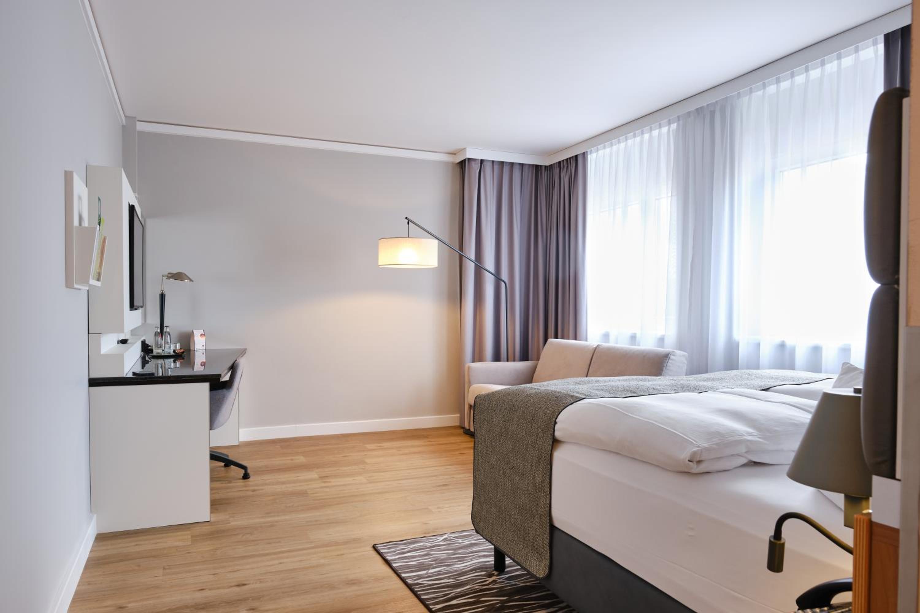 Premium King Room - Photo 9