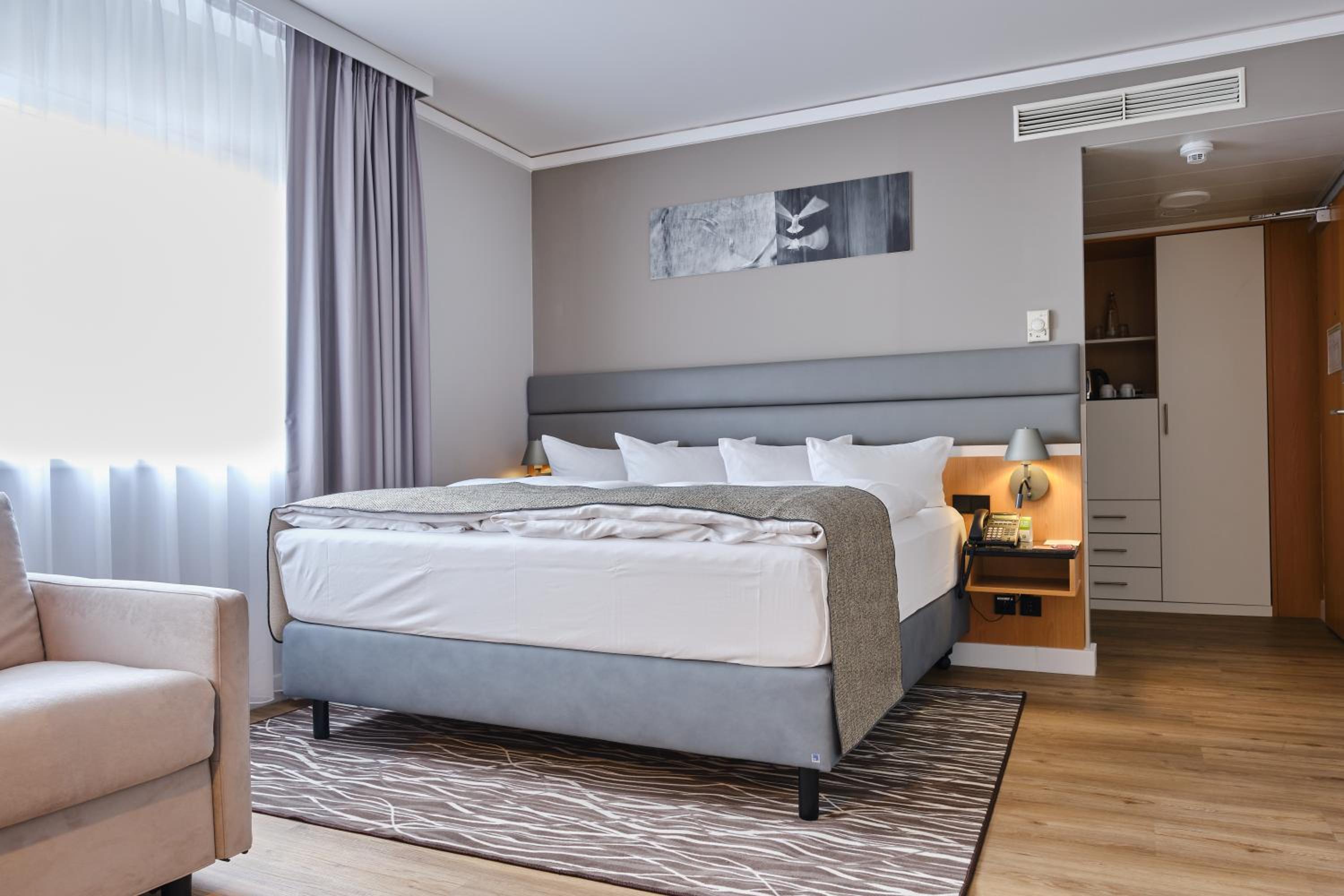 Premium King Room - Photo 10